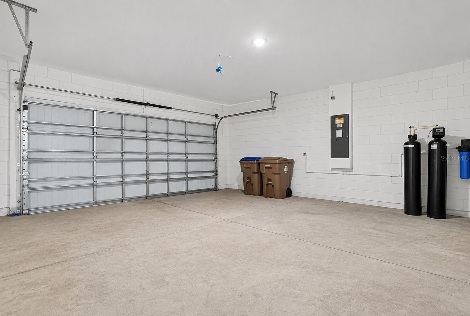 Two-car garage with whole-house salt-free water filtration system - 1021 SILVERBELL TRL, ST CLOUD