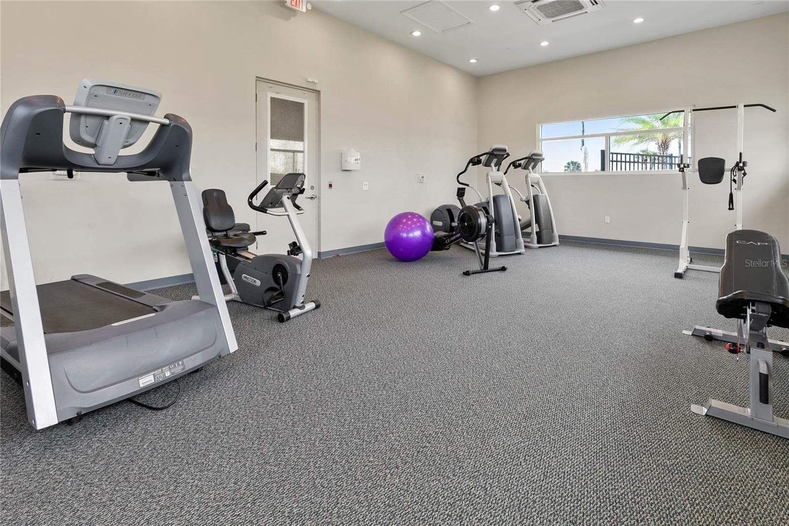 And for your daily routine, there’s even an on-site fitness center—making it easy to fit in a workout without ever leaving the neighborhood. - 148 S COOPERS HAWK WAY, PALM COAST