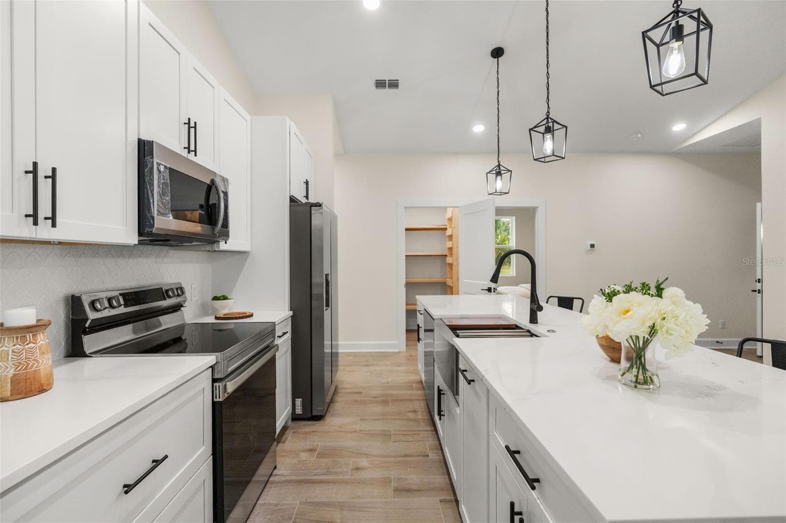 Kitchen & Pantry - 221 S SUNSET AVE, MASCOTTE