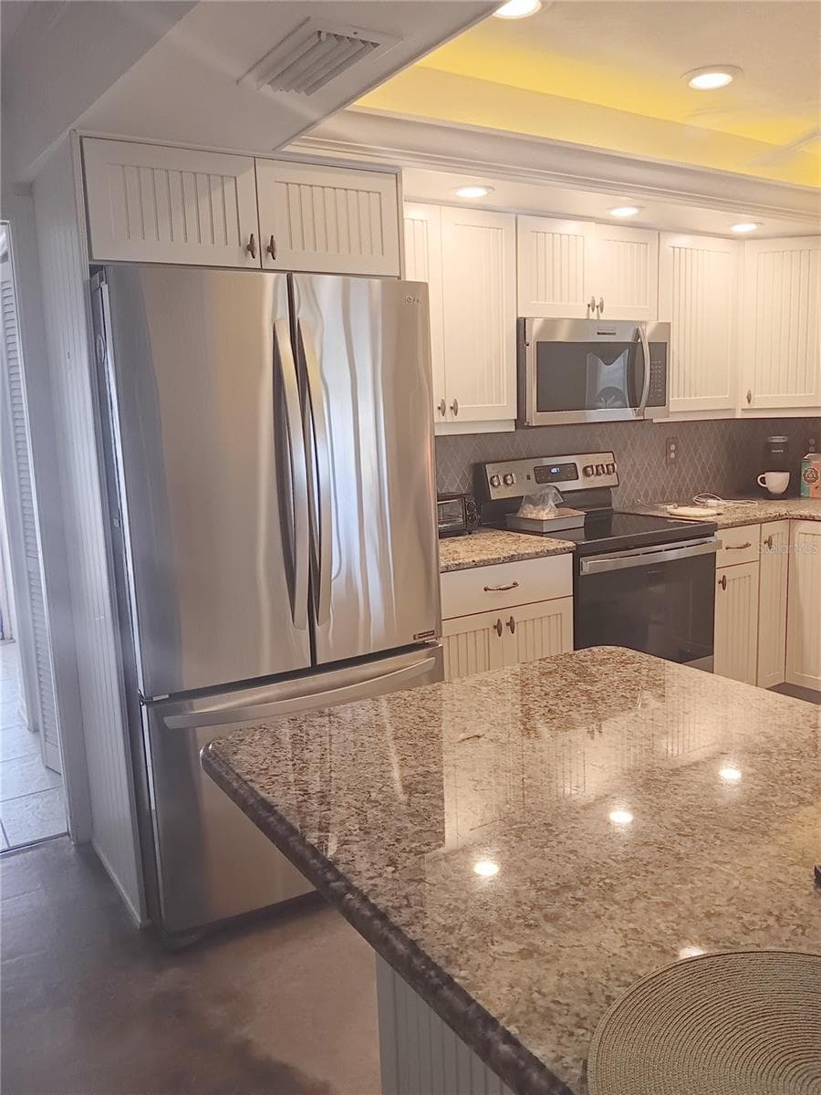 Kitchen, Stainless steel appliances - 980 N GONDOLA DR, VENICE