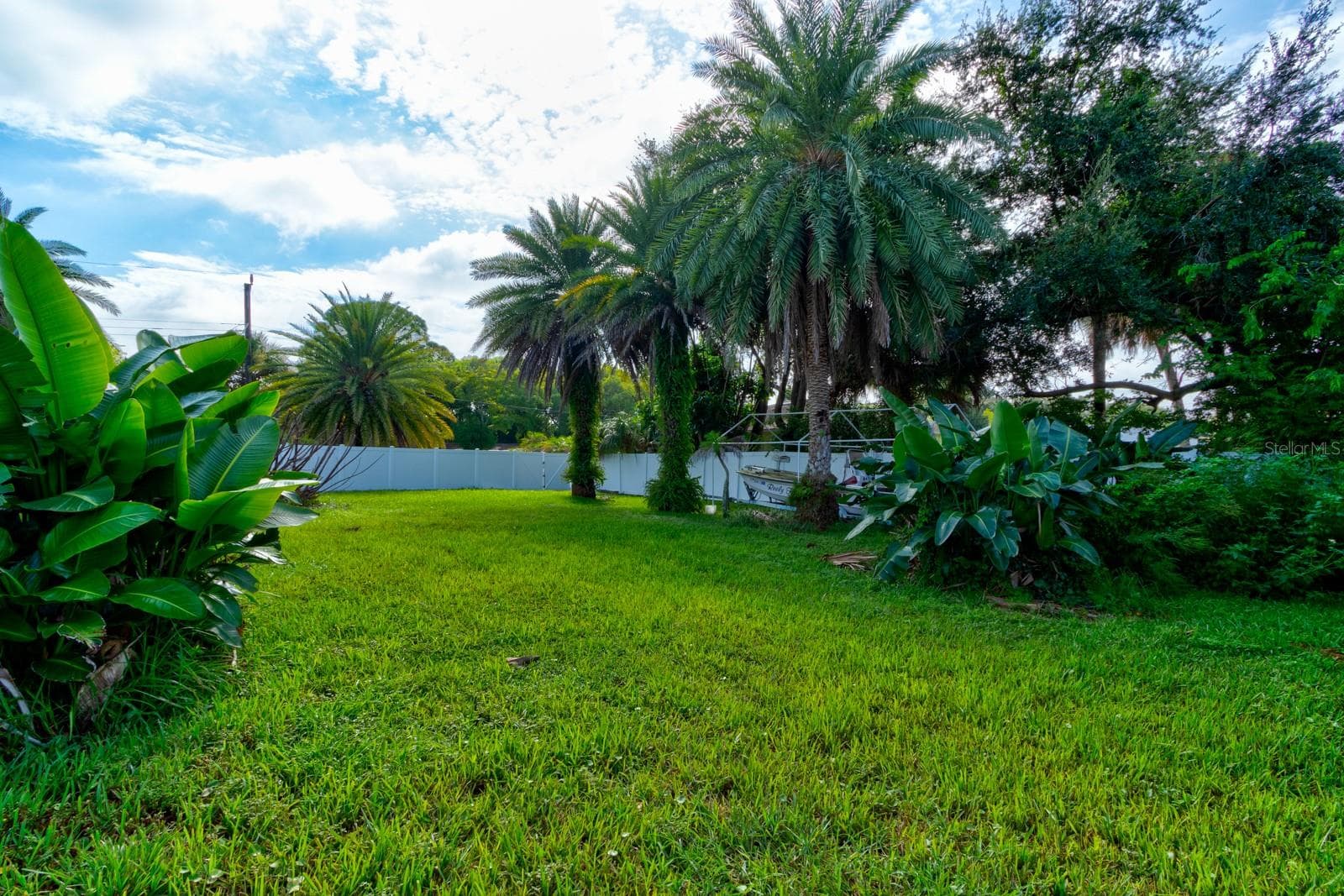 Extra Large Lot, Double gate at street for possible RV and Boat parking. - 1026 LAKE AVE, EDGEWATER