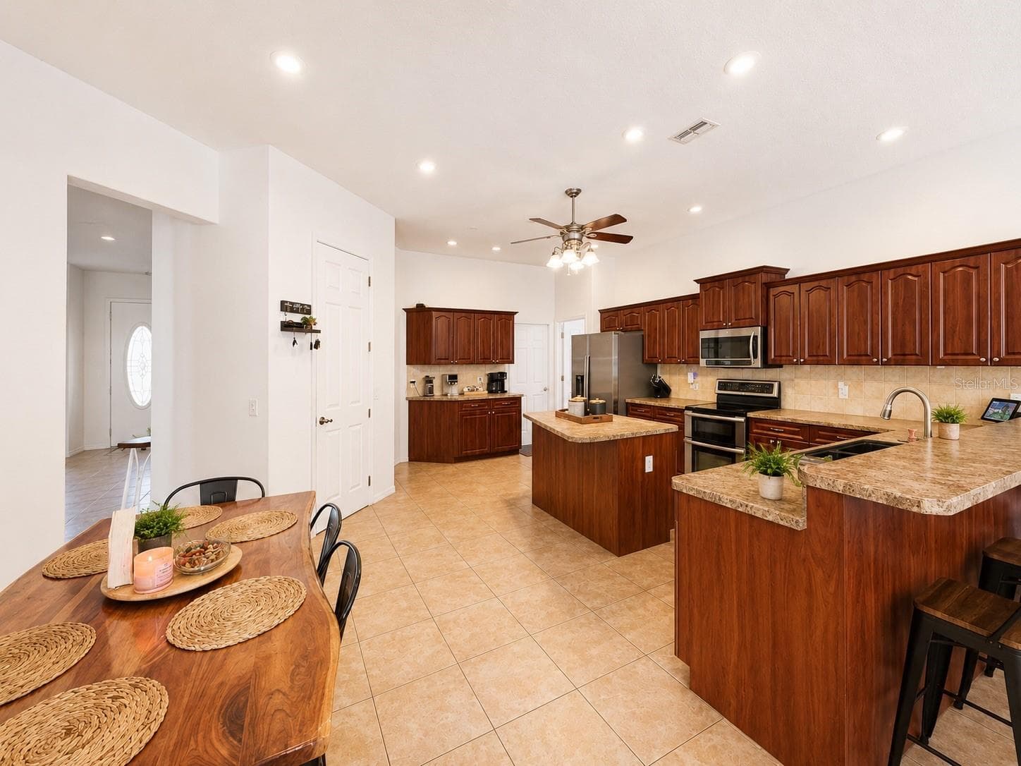 kitchen breakfast area - 25406 LADYHAWK LN, BROOKSVILLE
