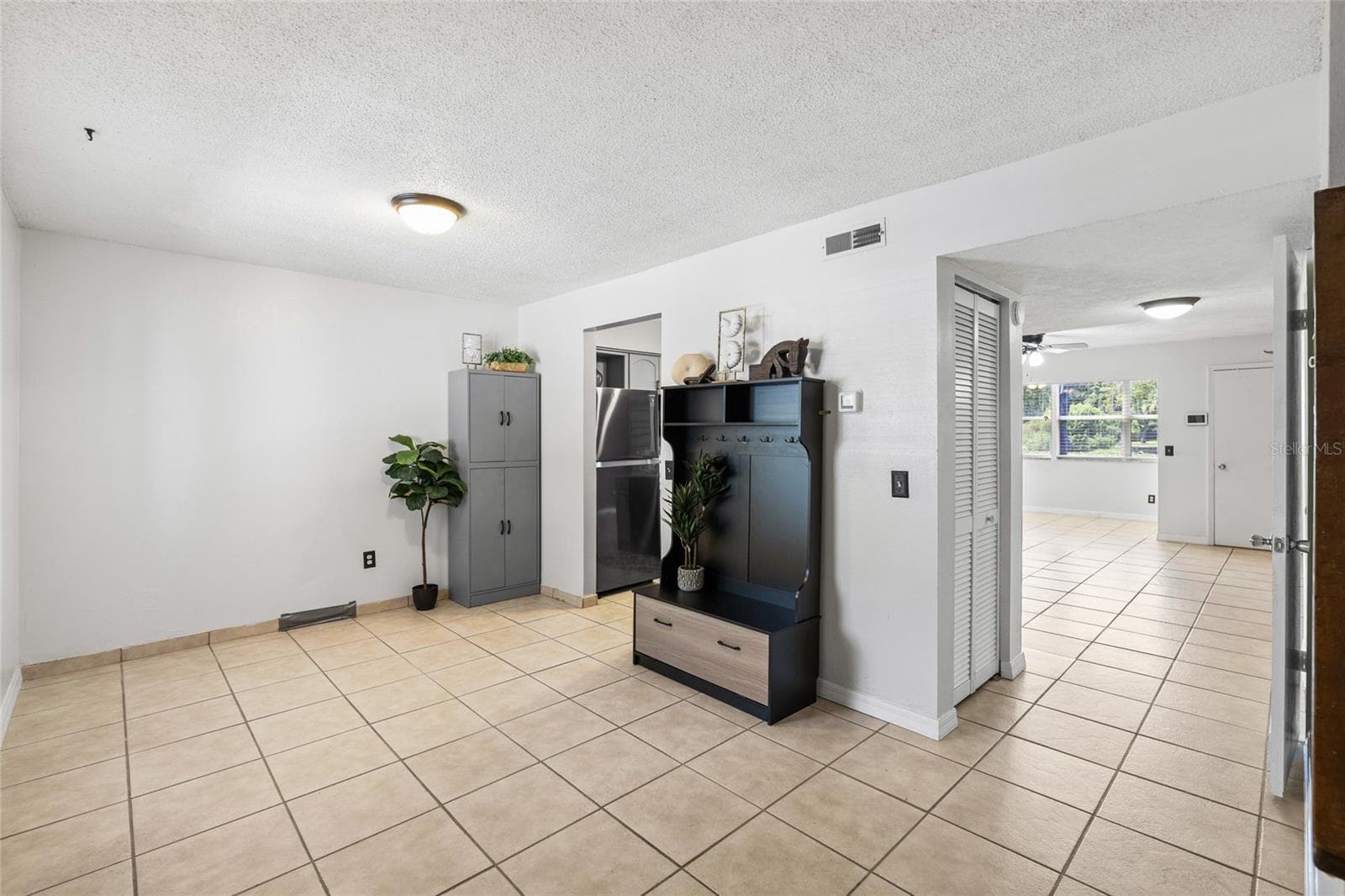 Front Room leads to the kitchen and the hallway half bath - 4038 CORTEZ DR #B, TAMPA