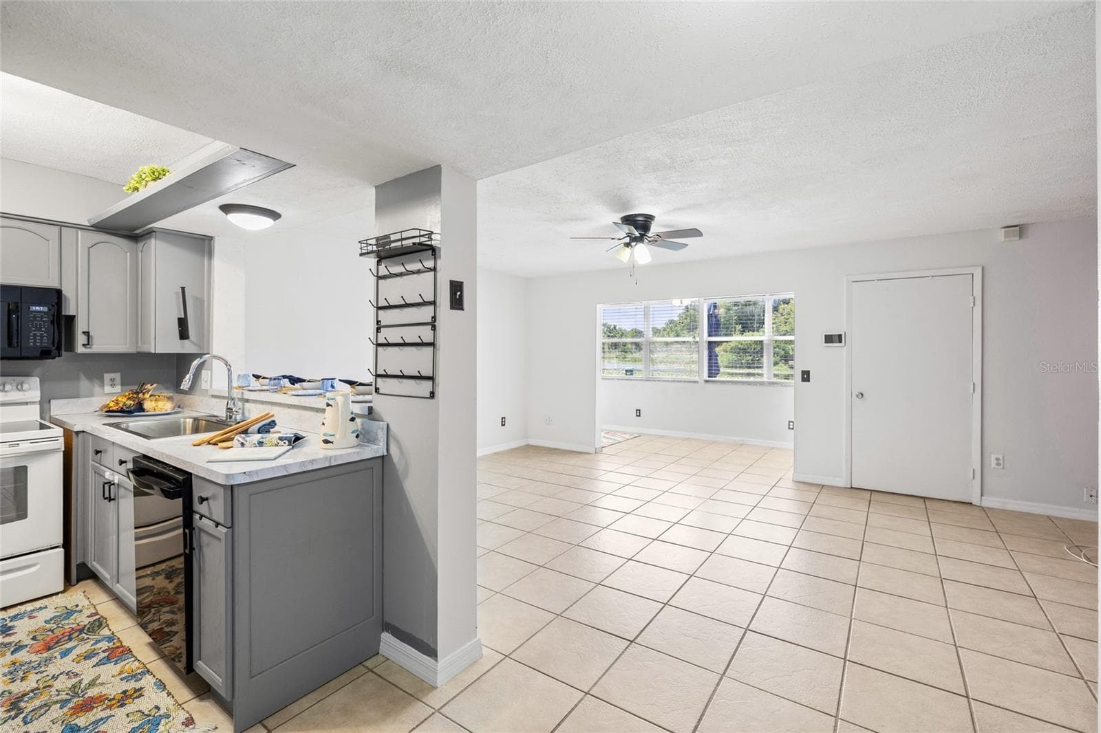 Oversized living space with extra enclosed lanai.  The 80 sq ft lanai  is not accounted for in the total square footage. - 4038 CORTEZ DR #B, TAMPA