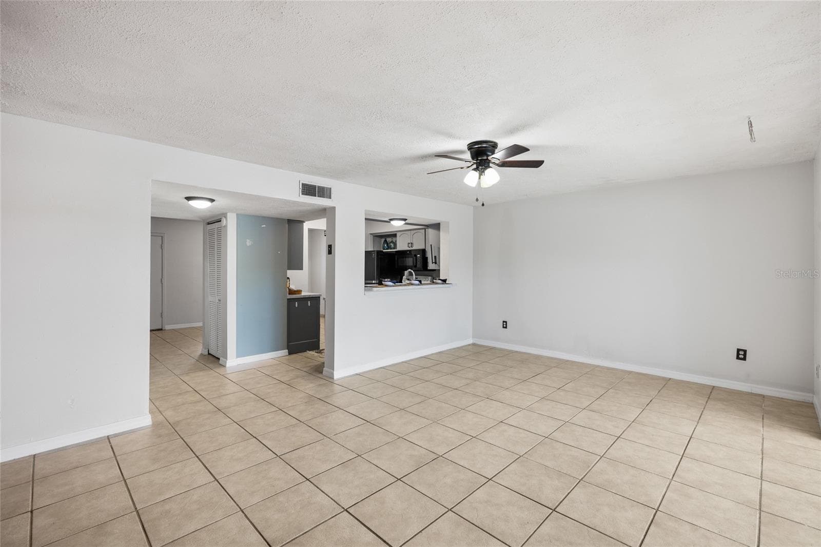 Breakfast bar and kitchen pass through from living/dining room - 4038 CORTEZ DR #B, TAMPA