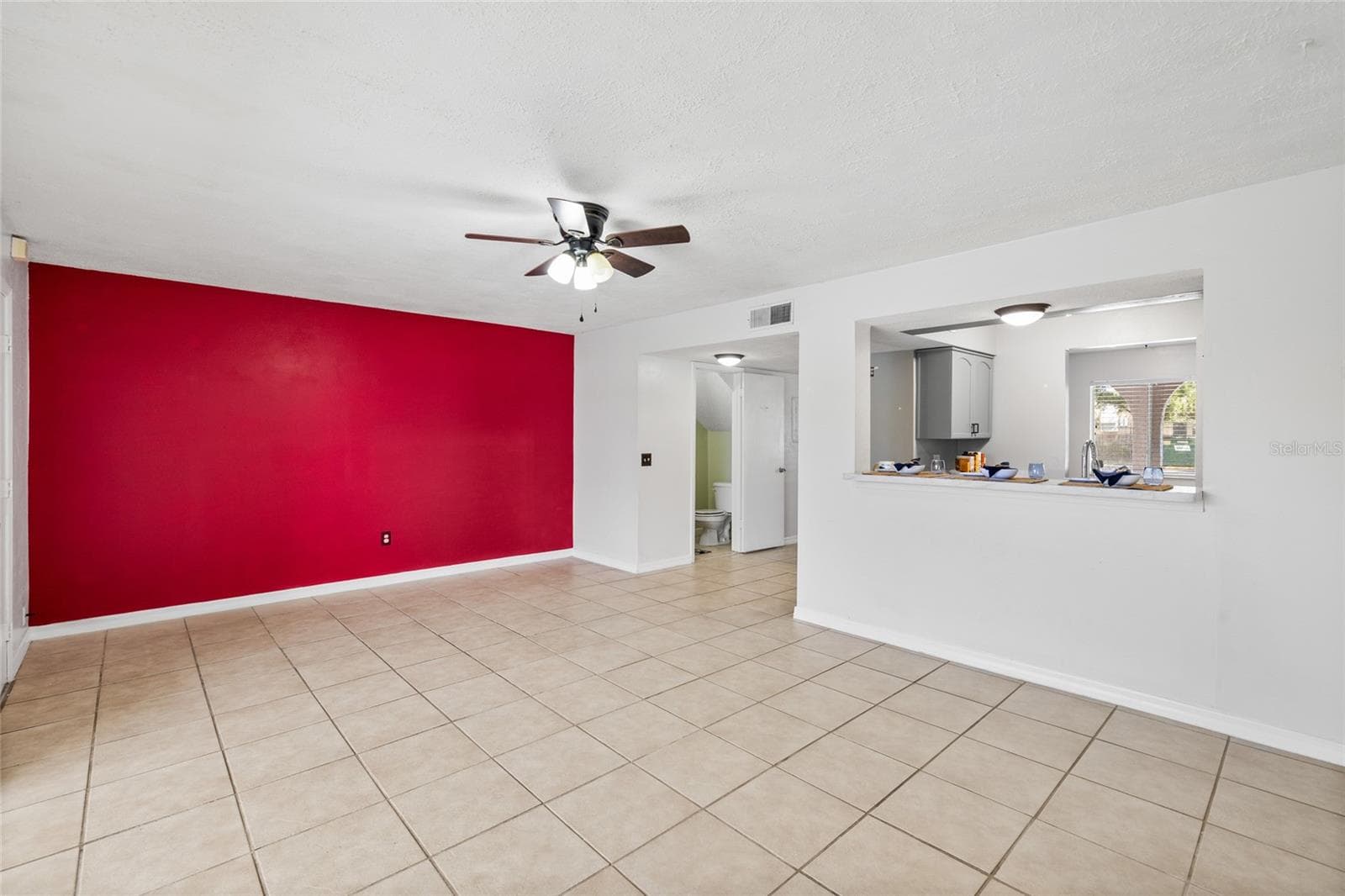 Large open space. - 4038 CORTEZ DR #B, TAMPA