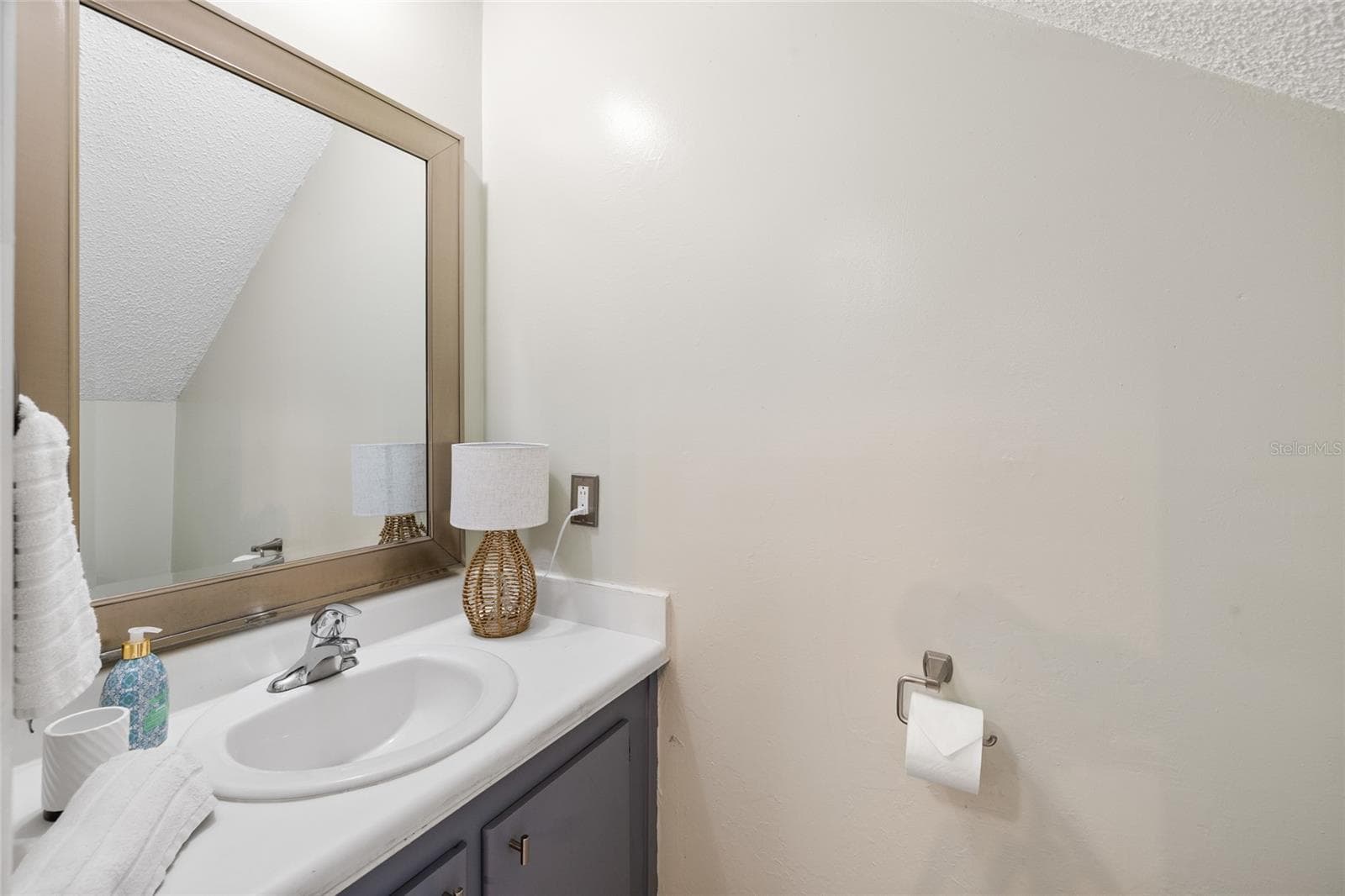 Downstairs half bath. - 4038 CORTEZ DR #B, TAMPA