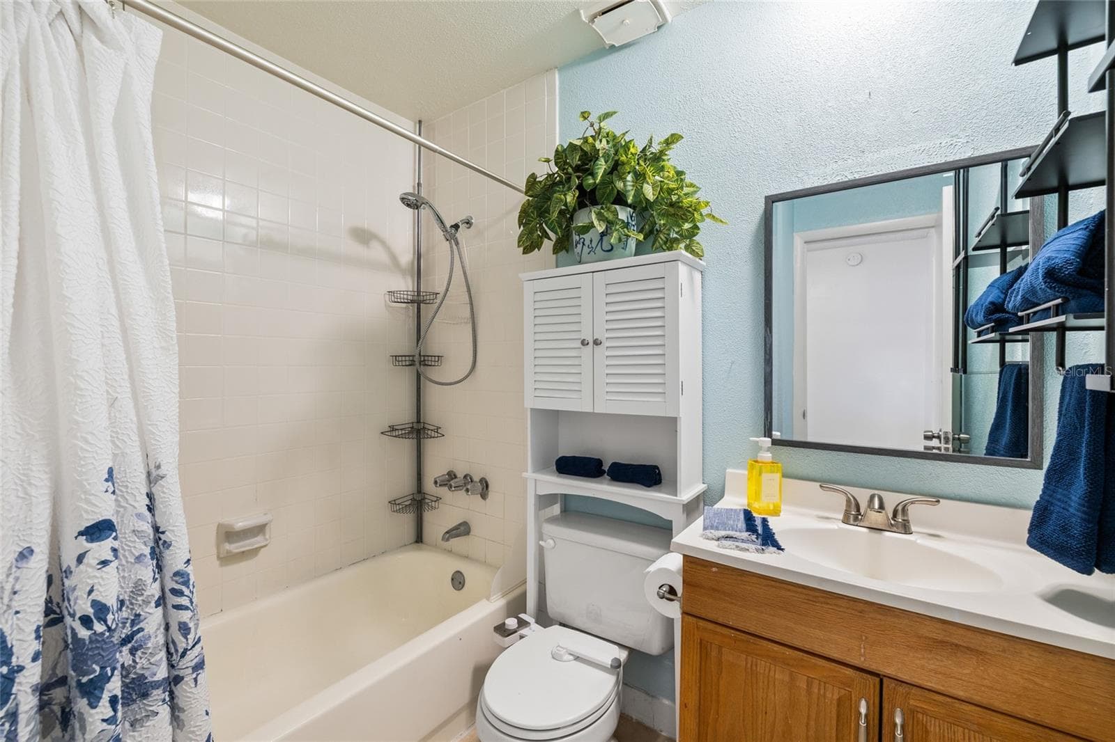 Full bath with bidet toilet seat. - 4038 CORTEZ DR #B, TAMPA