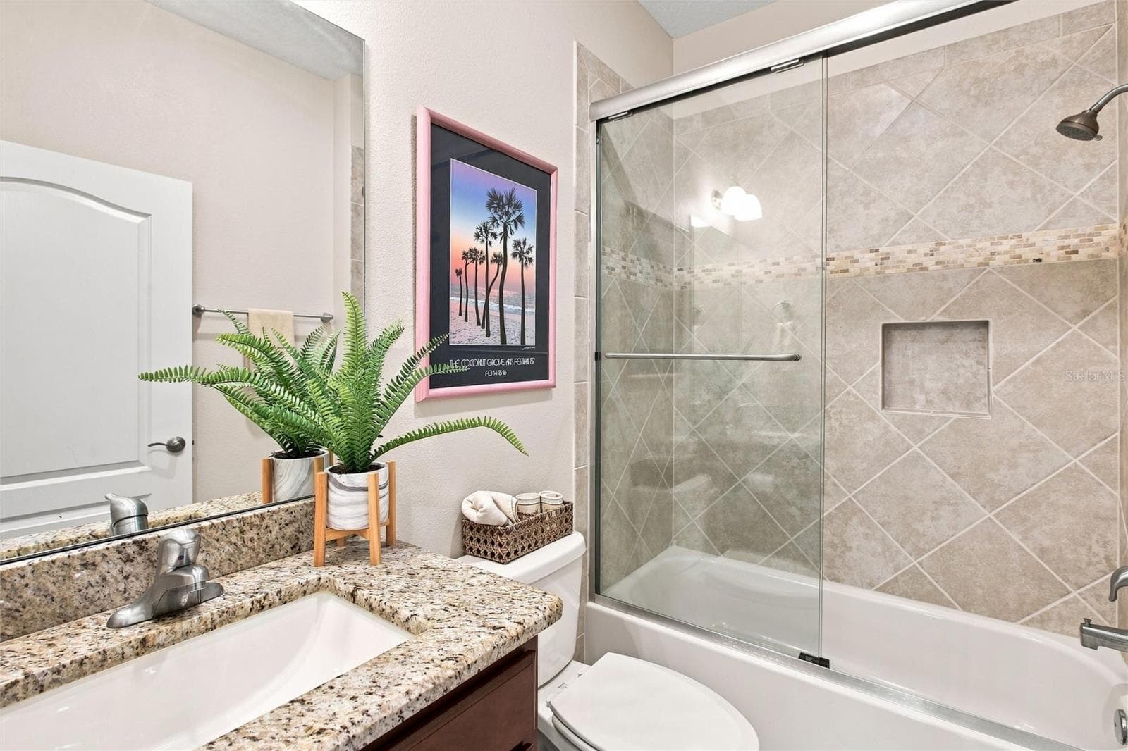 Guest Bathroom - 555 DOWLING CIR, LADY LAKE