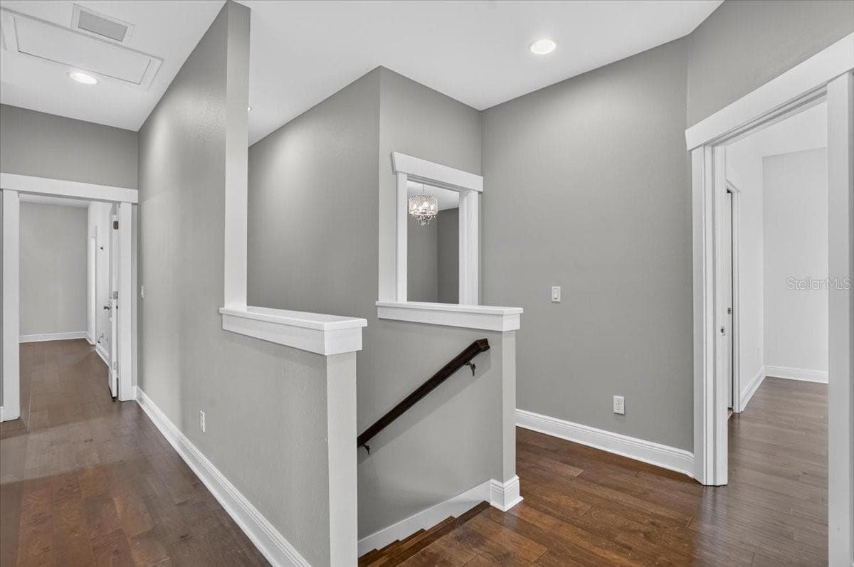 Upstairs Landing - 3615 W RENELLIE CIR, TAMPA