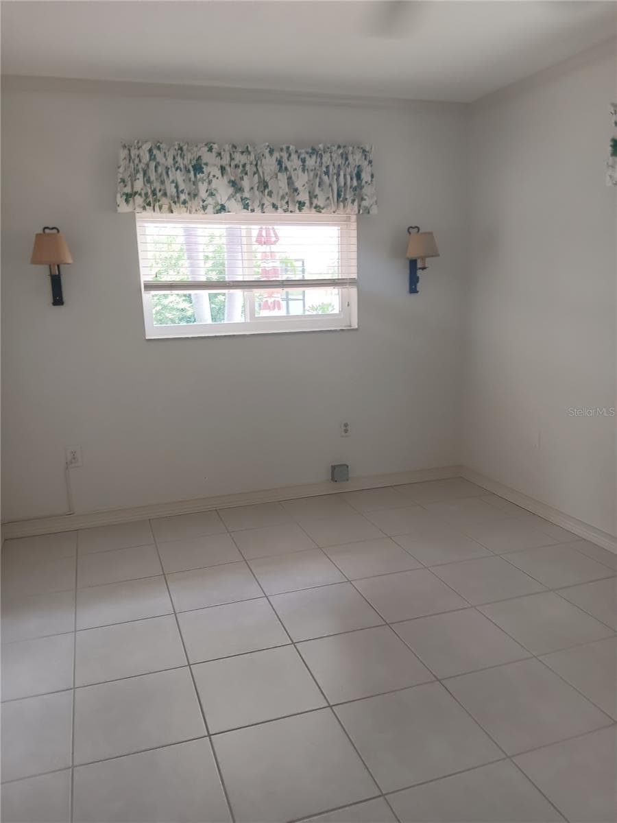 2nd Bedr w/ walk in closet - 980 N GONDOLA DR, VENICE