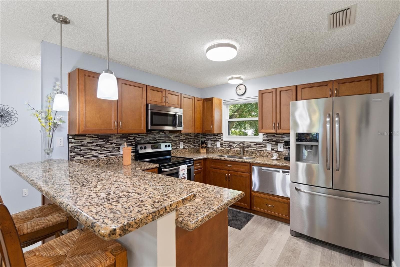 BEAUTIFUL KITCHEN WITH GRANITE AND STAINLESS STEAL APPLIANCES, OPEN TO DINING AREA AND LIVING ROOM - 1426 JUAREZ PL, THE VILLAGES