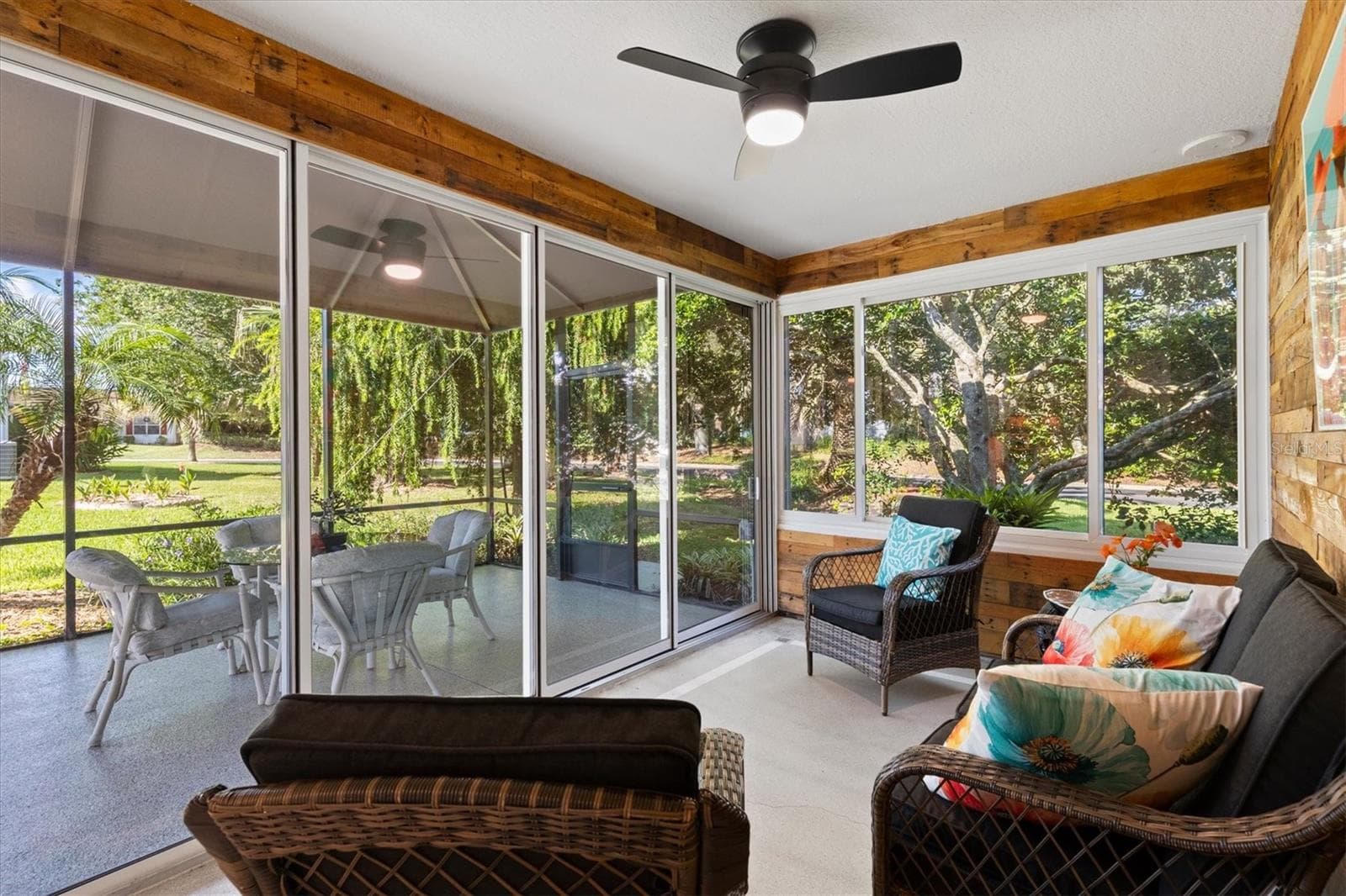 GLASS ENCLOSED LANAI WITH TINTED STACKING SLIDING DOORS - 1426 JUAREZ PL, THE VILLAGES