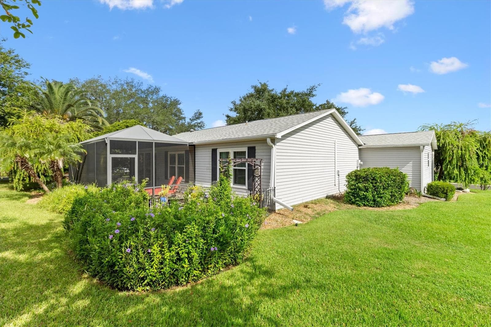 BACK OF HOME WITH BEAUTIFUL LANDSCAPING - 1426 JUAREZ PL, THE VILLAGES