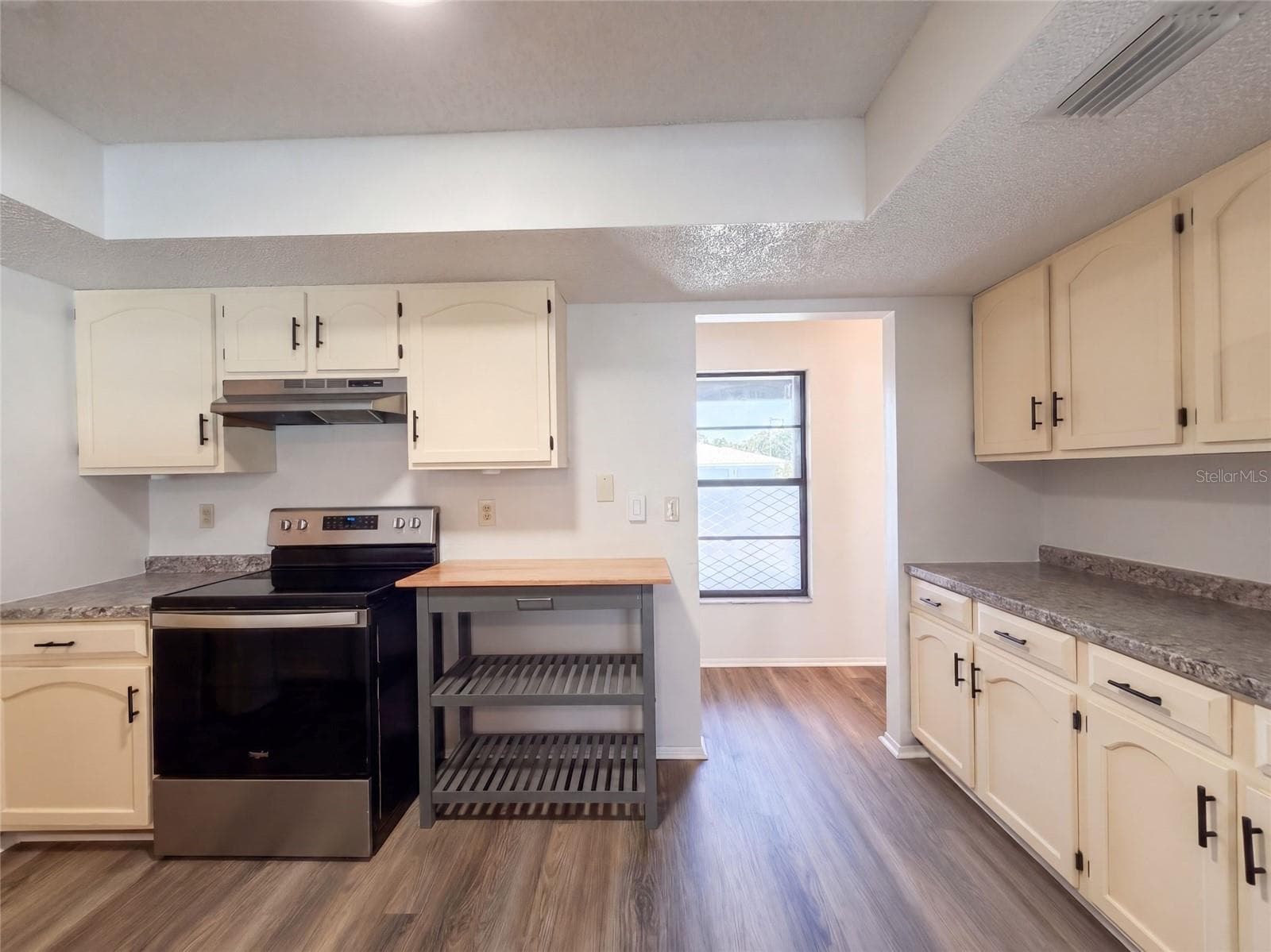 Single Family Residence at 391 HARVARD RD, VENICE, photo 11 of 30