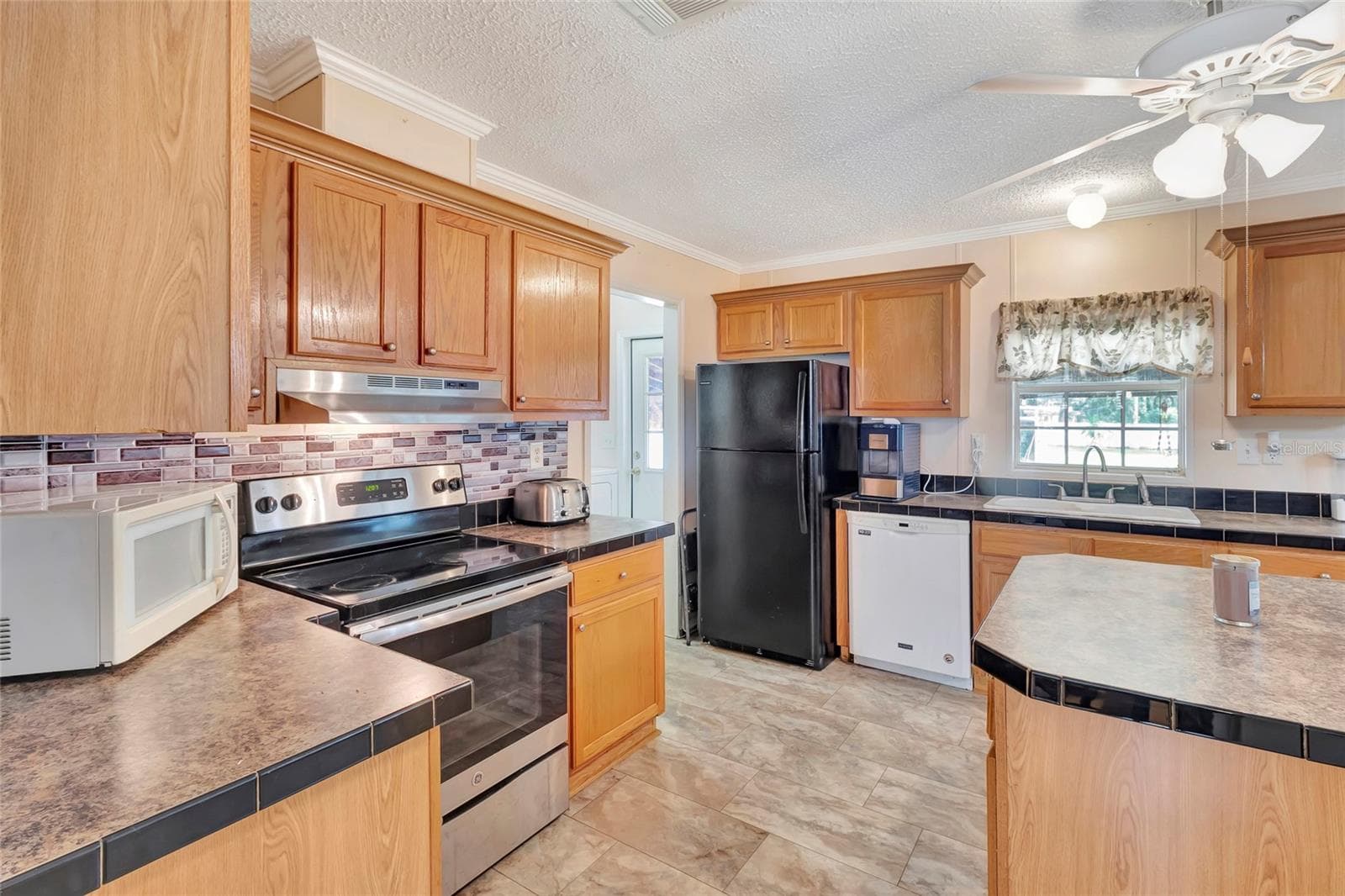 Manufactured Home at 2716 SEMINOLE TRL, LEESBURG, photo 11 of 37