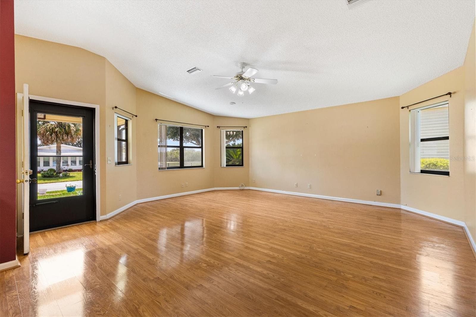 Single Family Residence at 1532 E SCHWARTZ BLVD, THE VILLAGES, photo 4 of 31