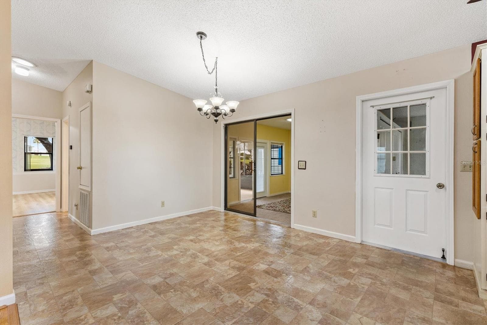 Single Family Residence at 1532 E SCHWARTZ BLVD, THE VILLAGES, photo 11 of 31