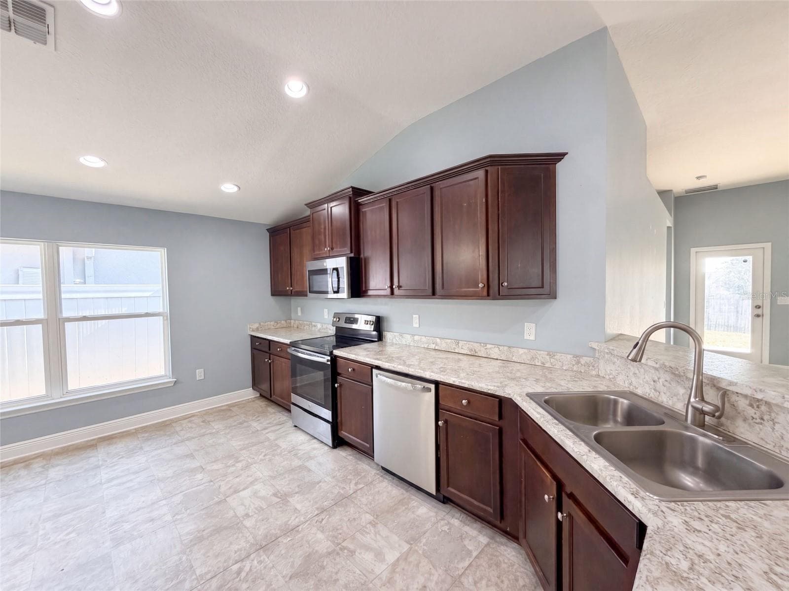 Single Family Residence at 1229 LONGVILLE CIR, TAVARES, photo 6 of 25