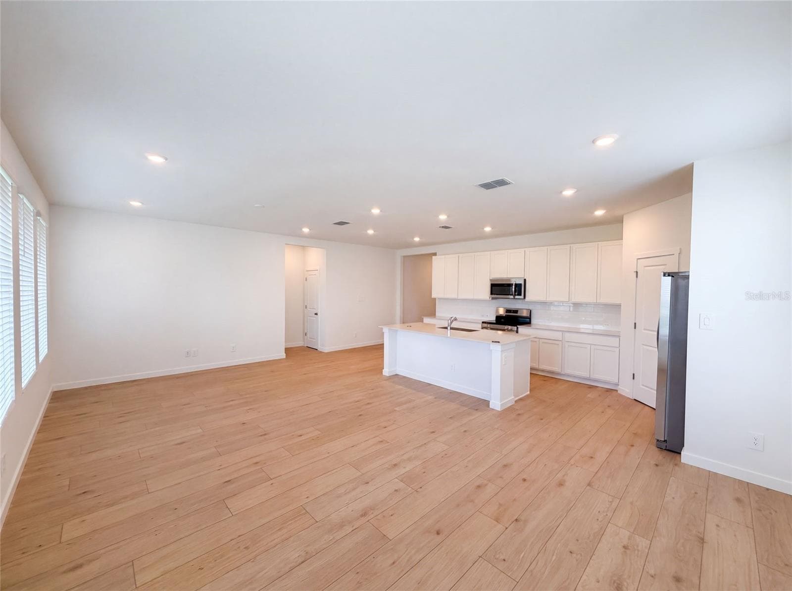 Single Family Residence at 347 PUMA LOOP, GROVELAND, photo 3 of 18