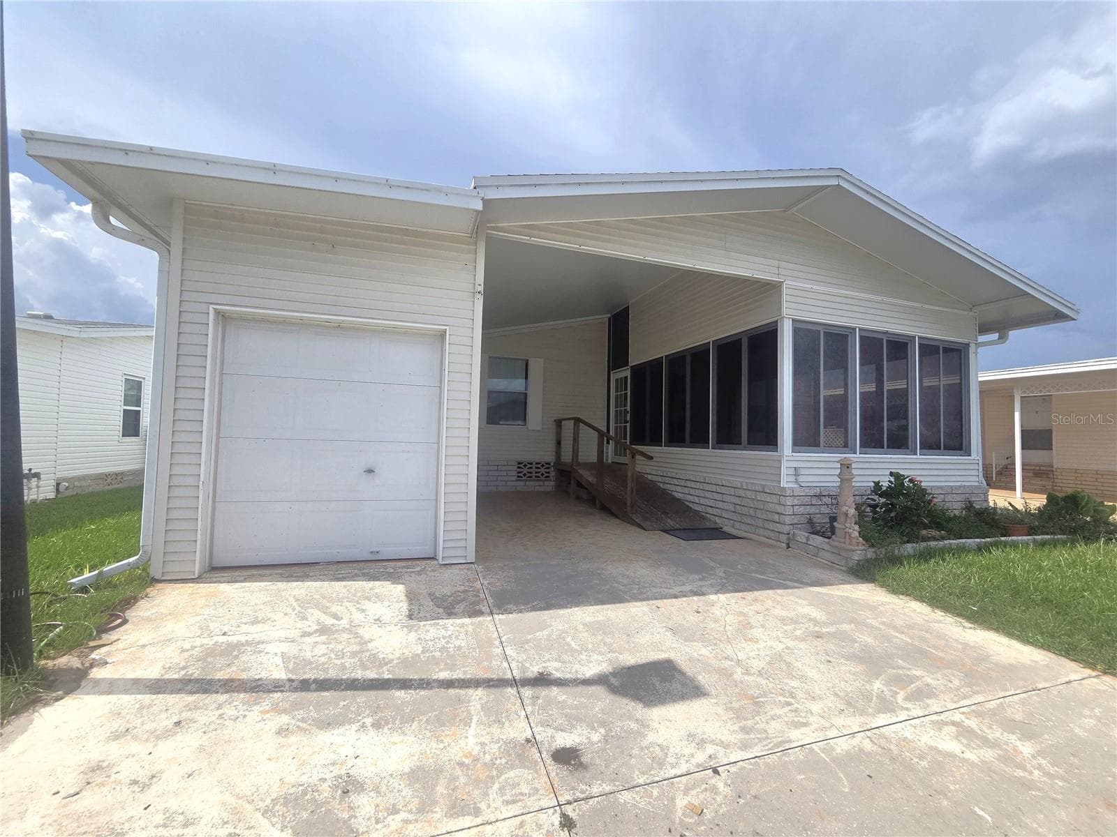 Front with golf garage - 213 YORK COTTAGE DR, HAINES CITY