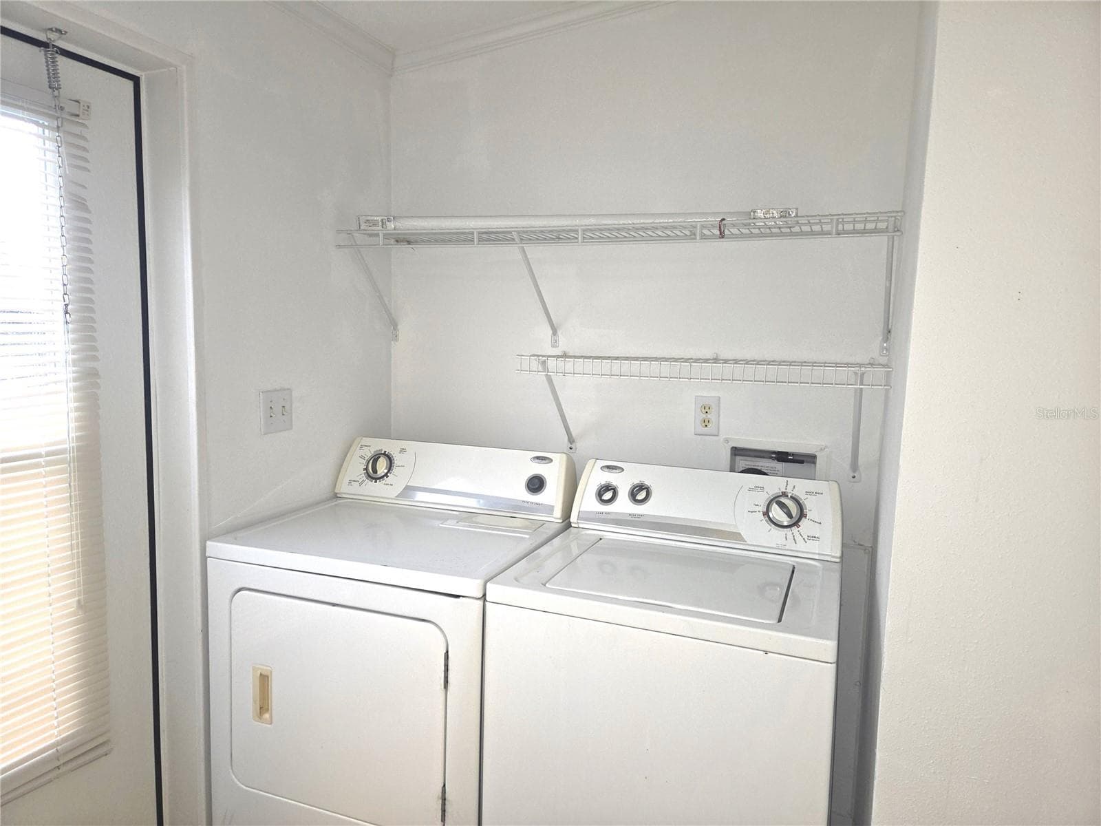 Laundry room off kitchen - 213 YORK COTTAGE DR, HAINES CITY
