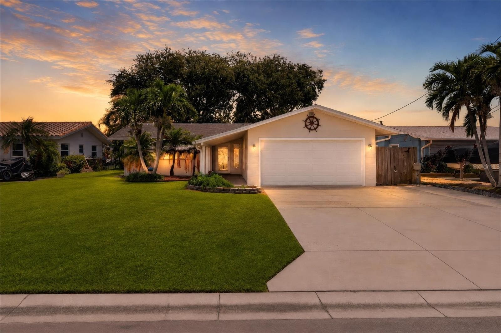Single Family Residence at 541 LILLIAN DR, MADEIRA BEACH, photo 2 of 61