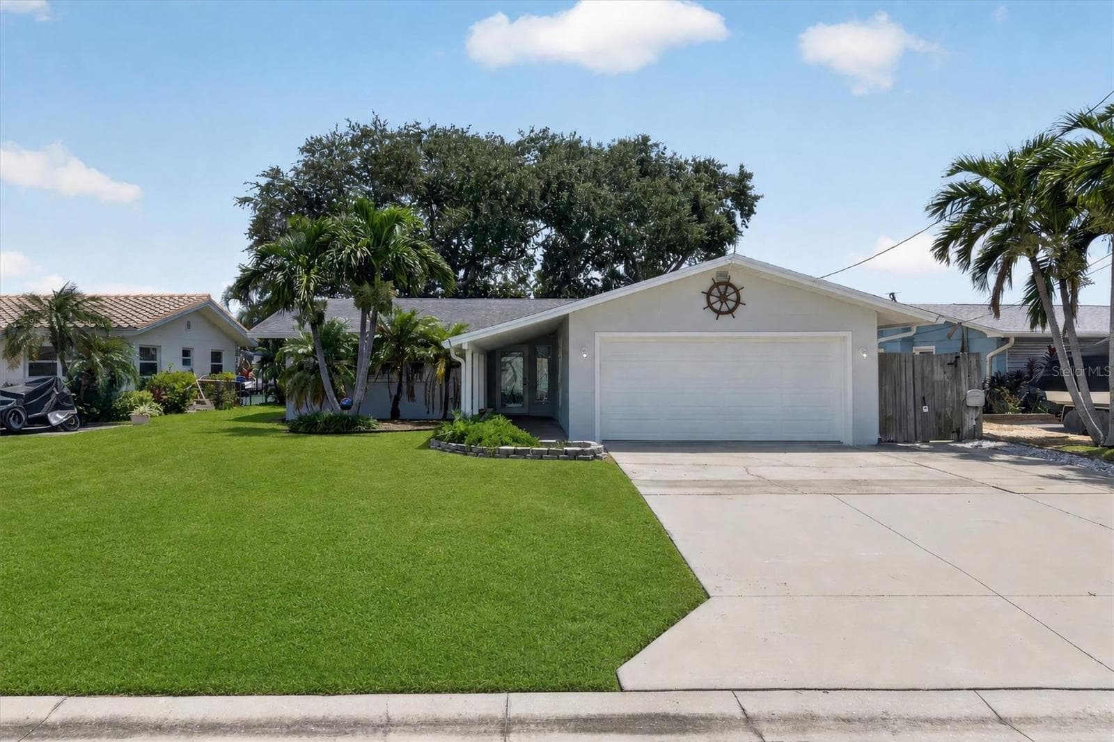 Single Family Residence at 541 LILLIAN DR, MADEIRA BEACH, photo 4 of 61