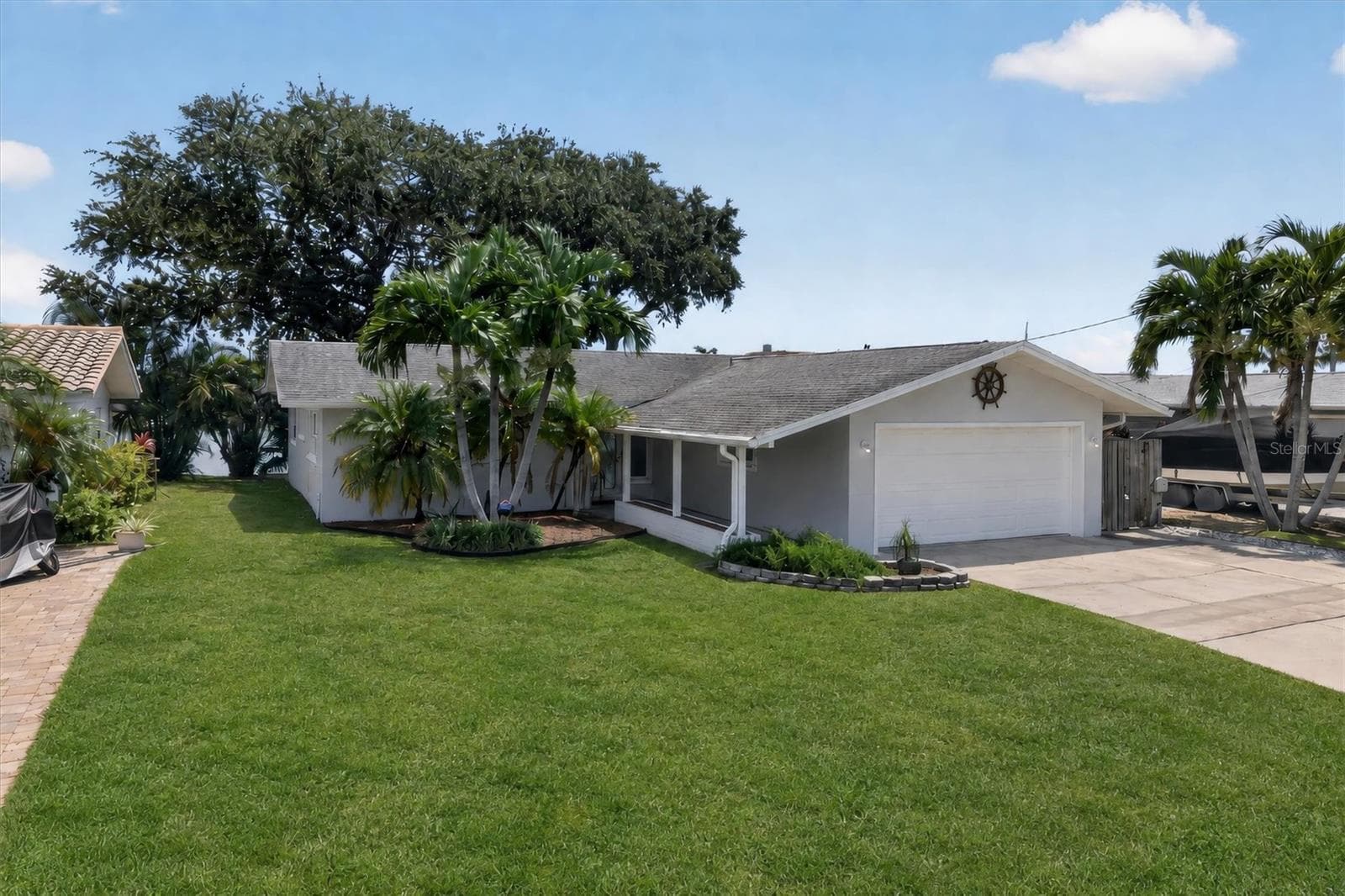 Single Family Residence at 541 LILLIAN DR, MADEIRA BEACH, photo 6 of 61