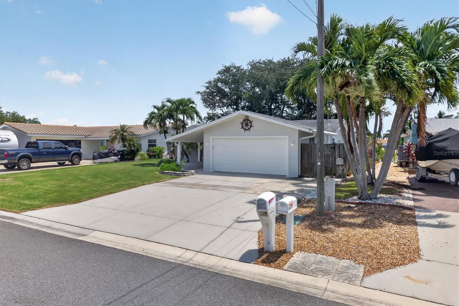 Single Family Residence at 541 LILLIAN DR, MADEIRA BEACH, photo 7 of 61