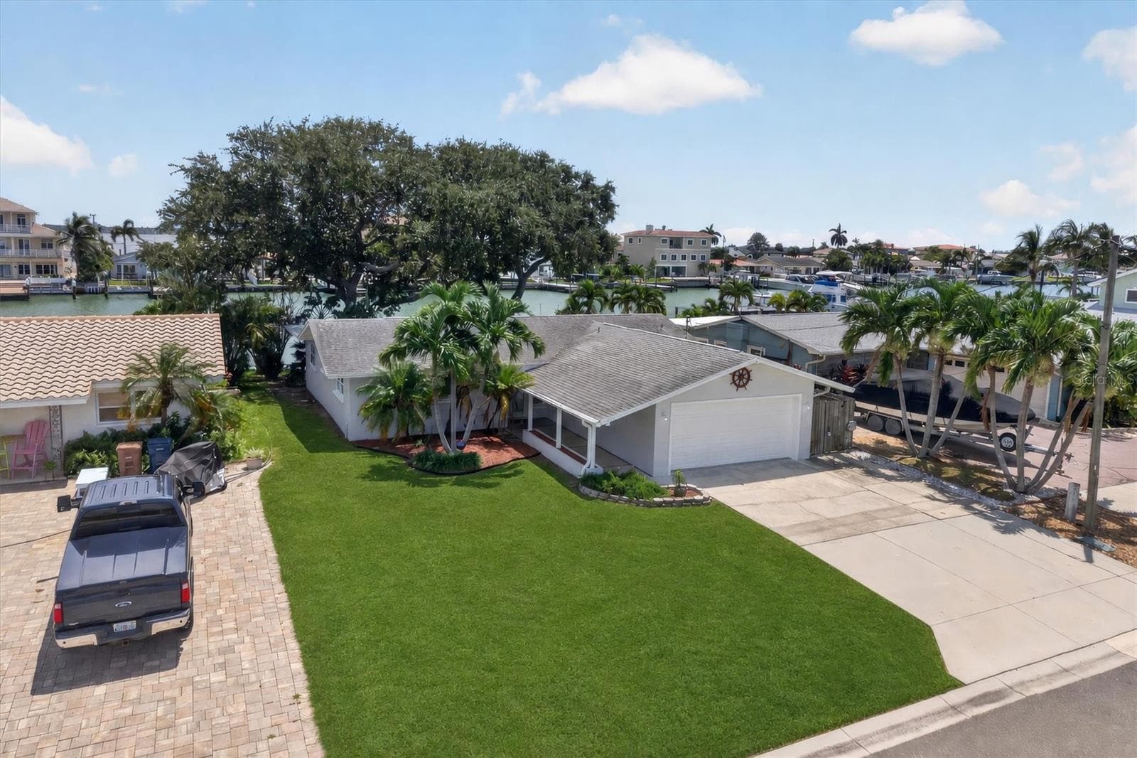 Single Family Residence at 541 LILLIAN DR, MADEIRA BEACH, photo 8 of 61