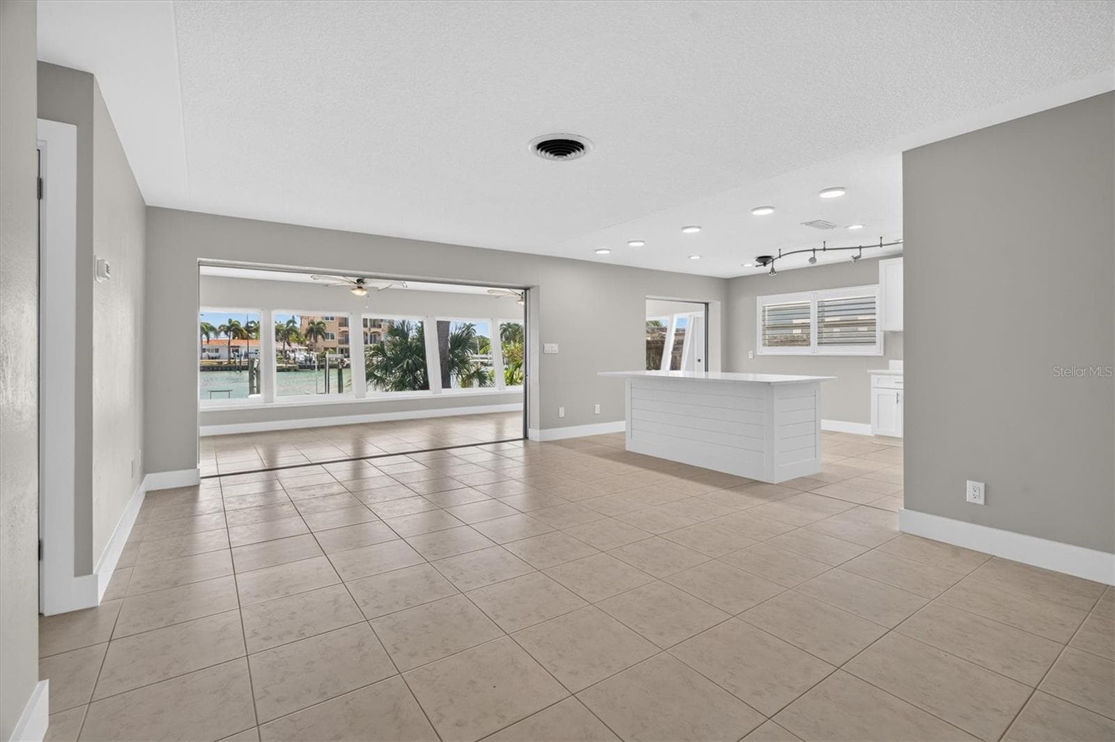 Single Family Residence at 541 LILLIAN DR, MADEIRA BEACH, photo 13 of 61