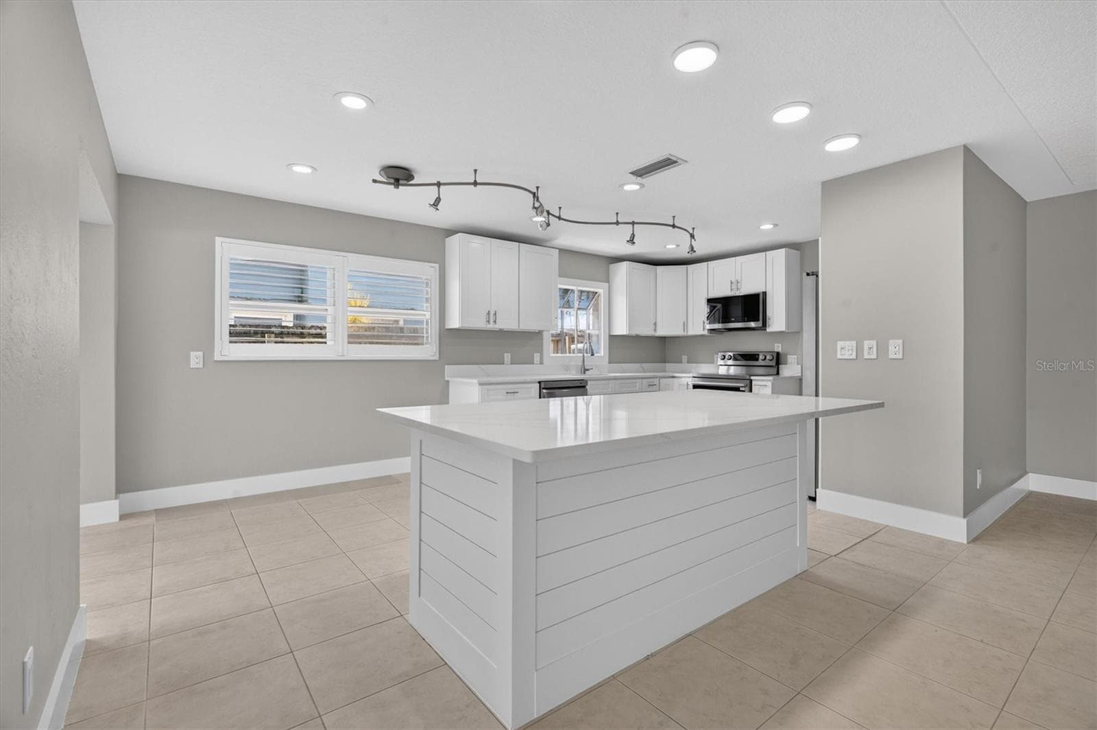 Single Family Residence at 541 LILLIAN DR, MADEIRA BEACH, photo 15 of 61