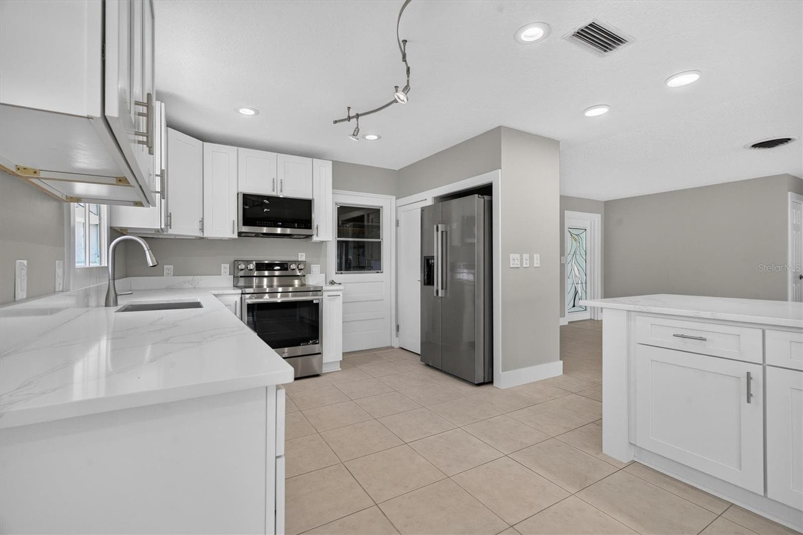 Single Family Residence at 541 LILLIAN DR, MADEIRA BEACH, photo 16 of 61
