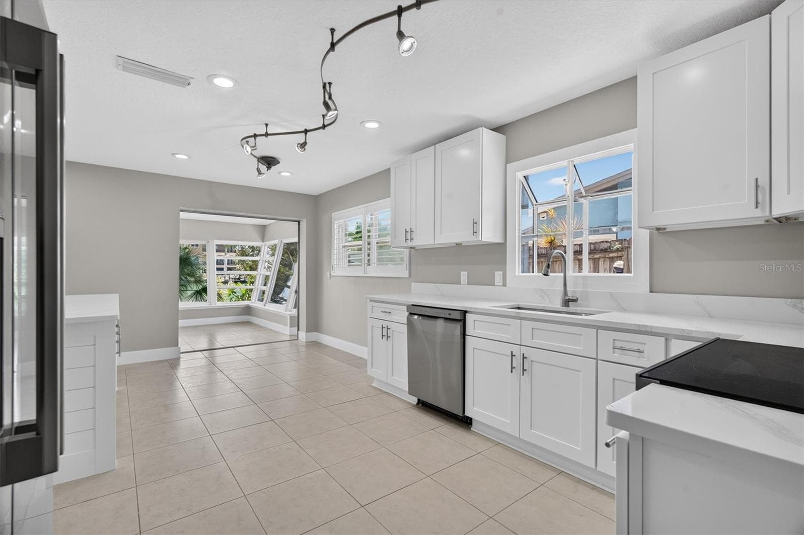 Single Family Residence at 541 LILLIAN DR, MADEIRA BEACH, photo 19 of 61