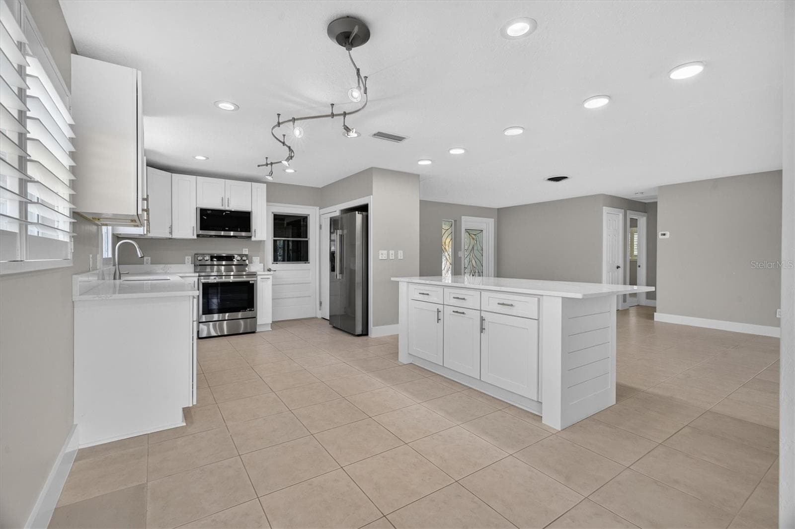 Single Family Residence at 541 LILLIAN DR, MADEIRA BEACH, photo 20 of 61