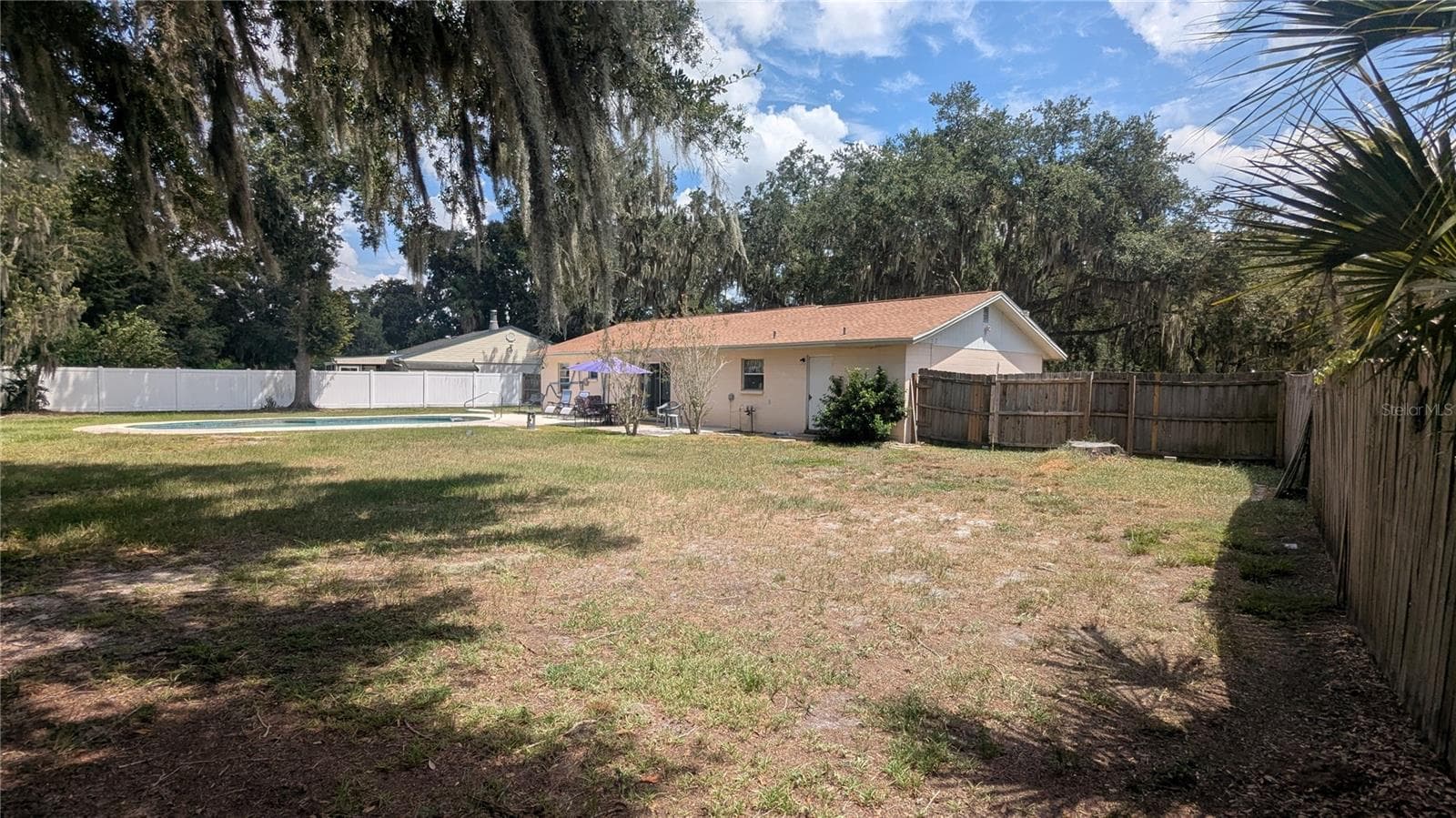 spacious backyard - 5045 MISTY LAKE DR, MULBERRY