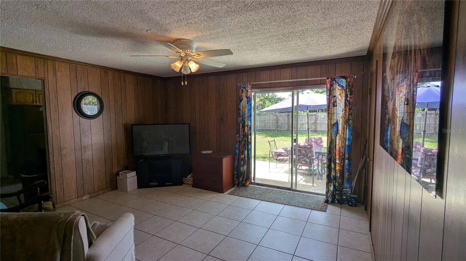 Retro family room - 5045 MISTY LAKE DR, MULBERRY