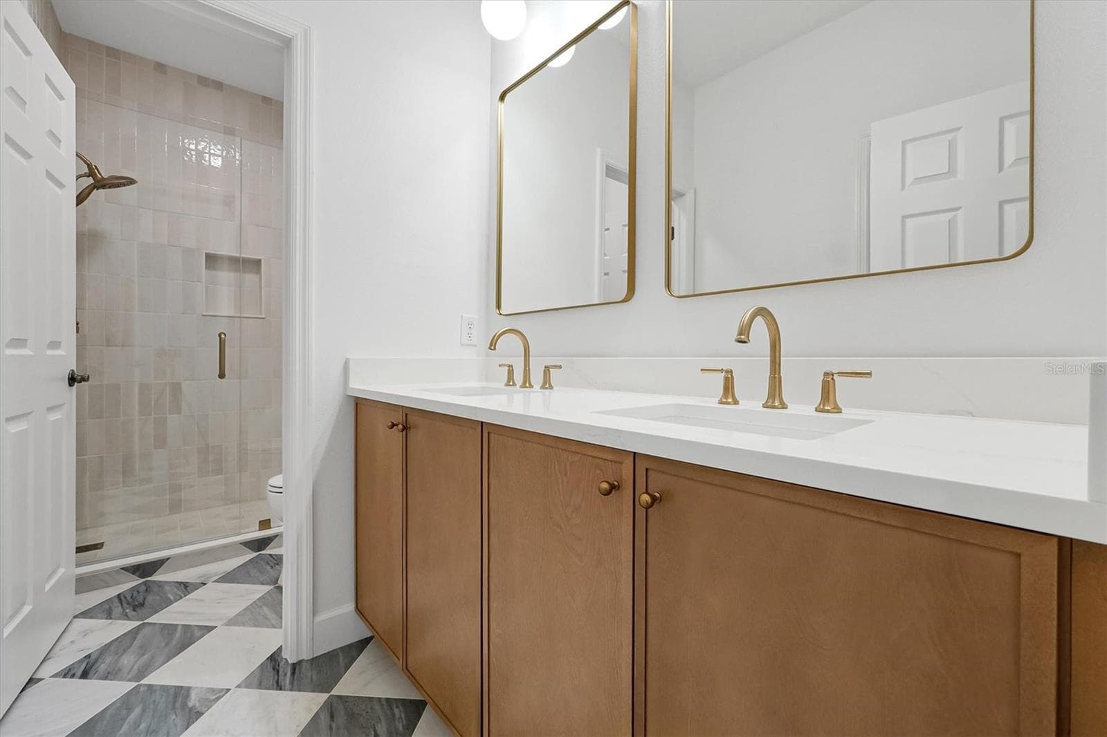 Shared bathroom - 4036 HAWS LN, ORLANDO