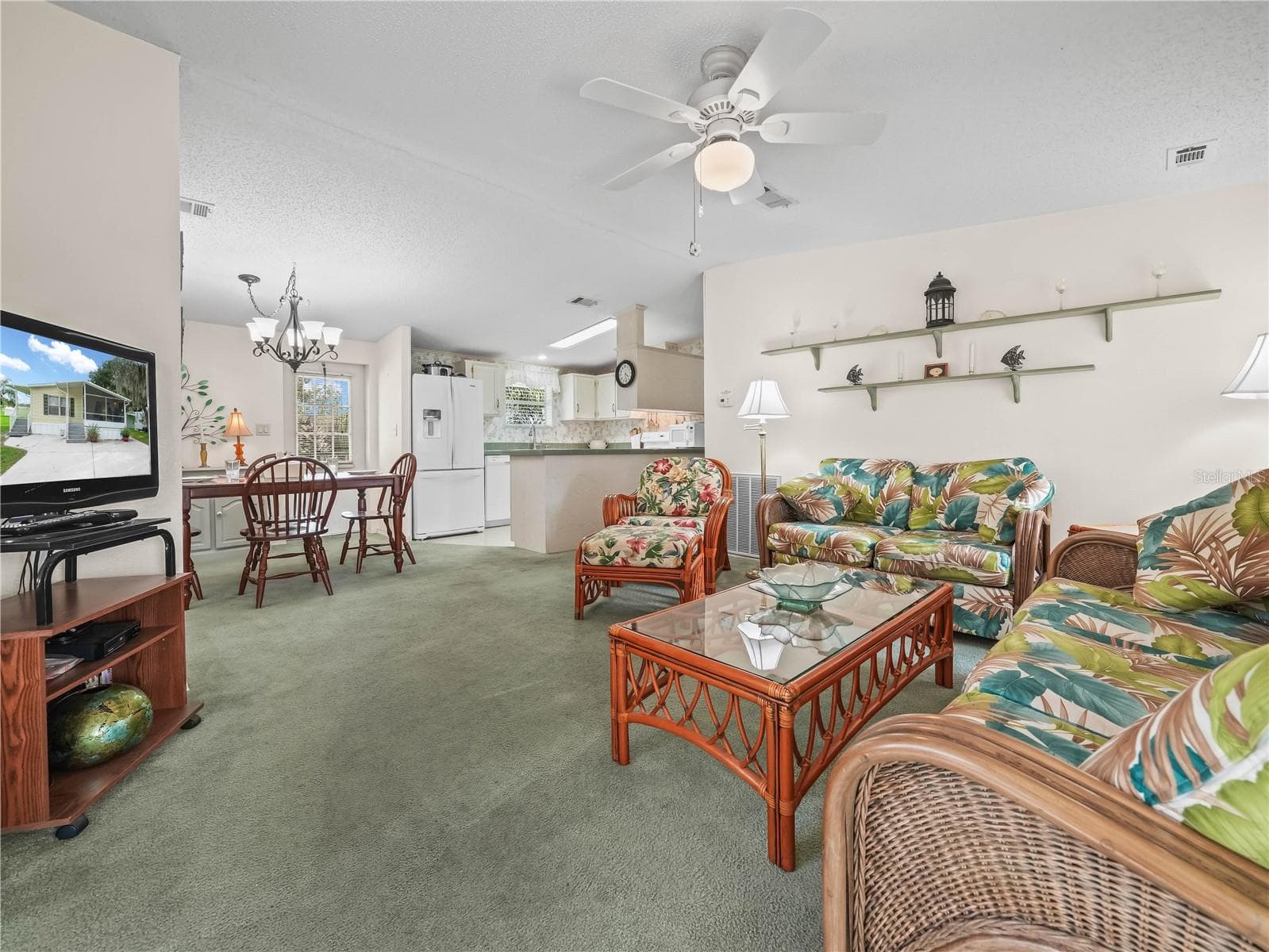 Manufactured Home at 15 PINK LADY LN, LAKE WALES, photo 8 of 44