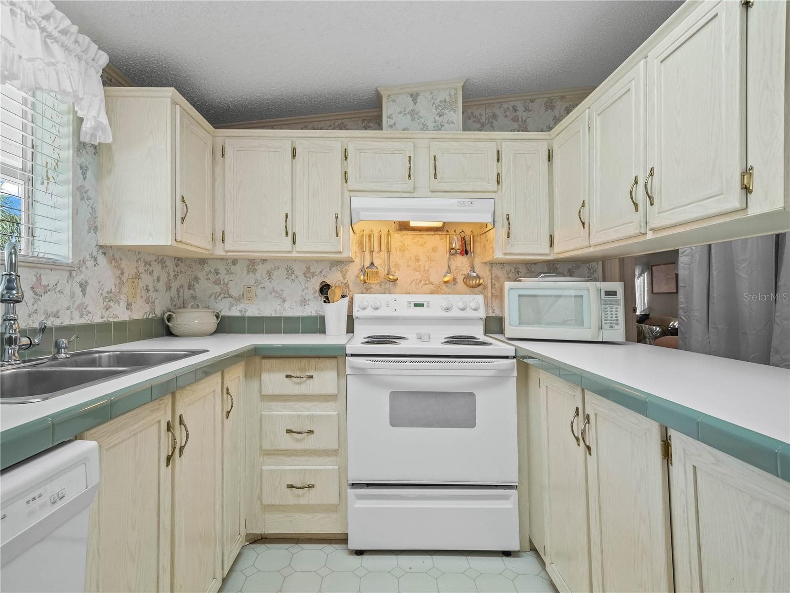 Manufactured Home at 15 PINK LADY LN, LAKE WALES, photo 12 of 44