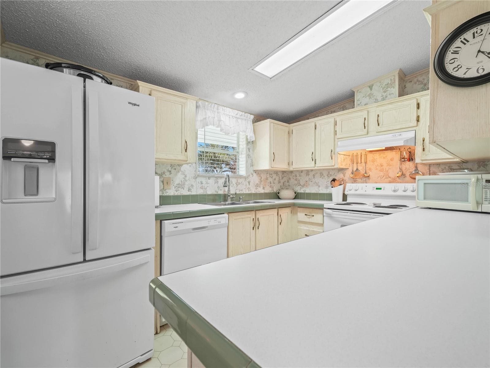 Manufactured Home at 15 PINK LADY LN, LAKE WALES, photo 13 of 44