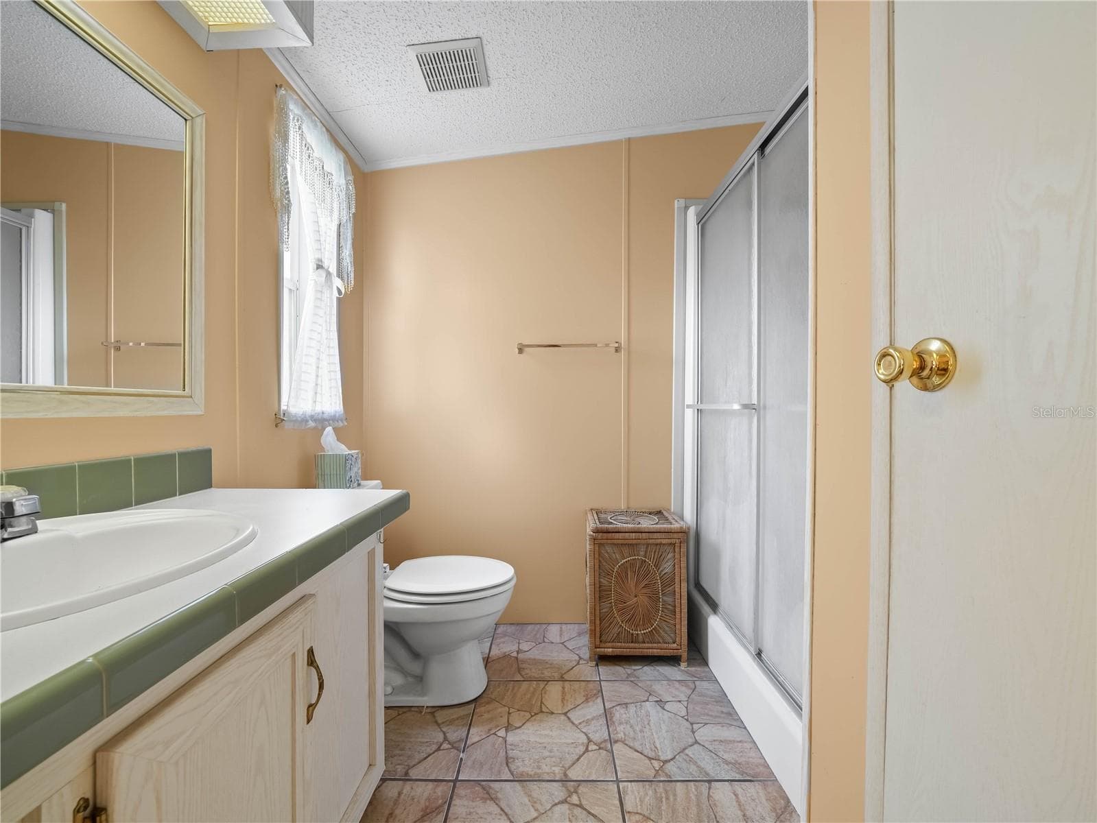 Manufactured Home at 15 PINK LADY LN, LAKE WALES, photo 16 of 44