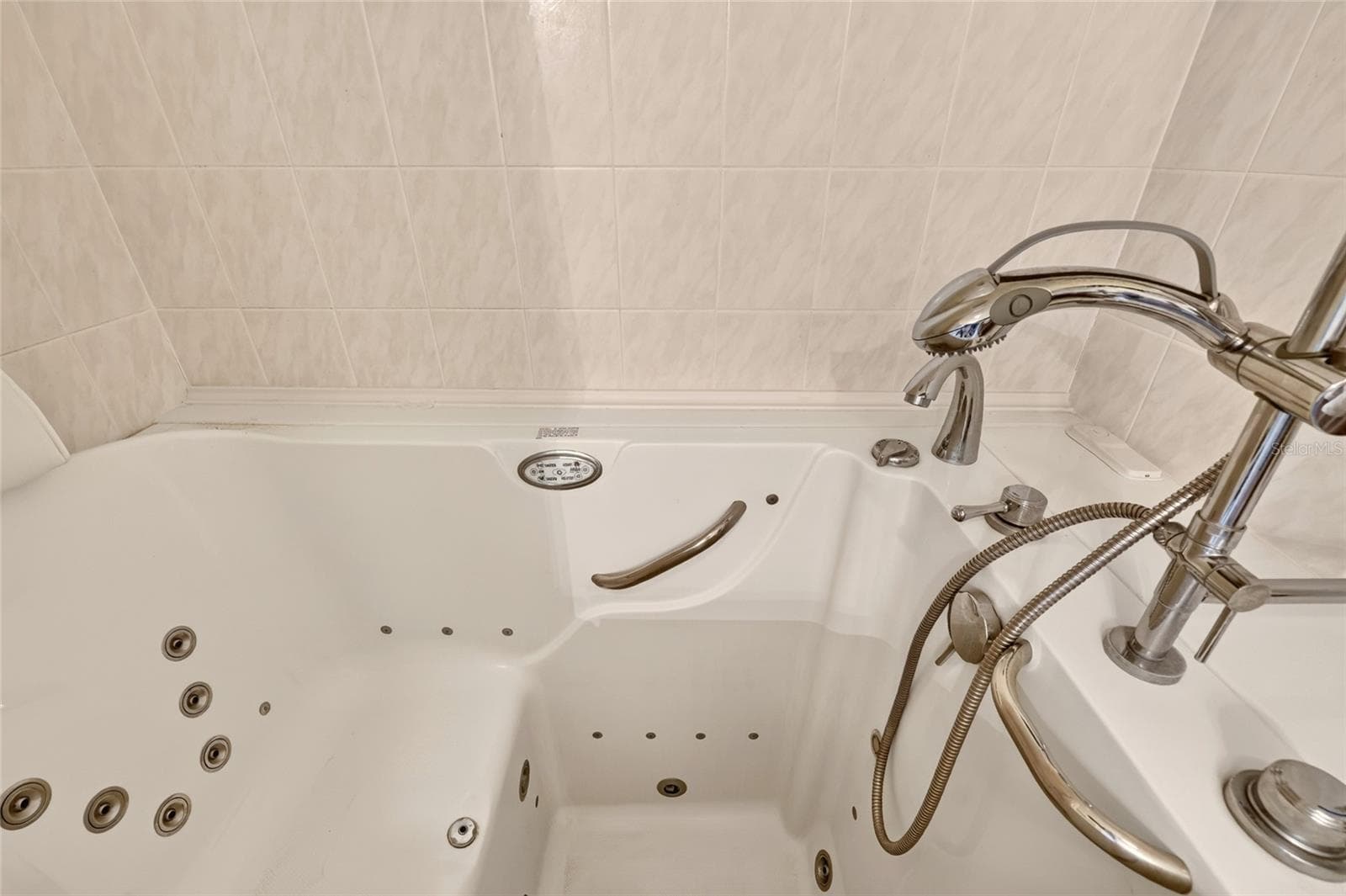 Jets!!! Two Shower Heads! One Adjustable - 16947 SE 93RD CUTHBERT CIR, THE VILLAGES