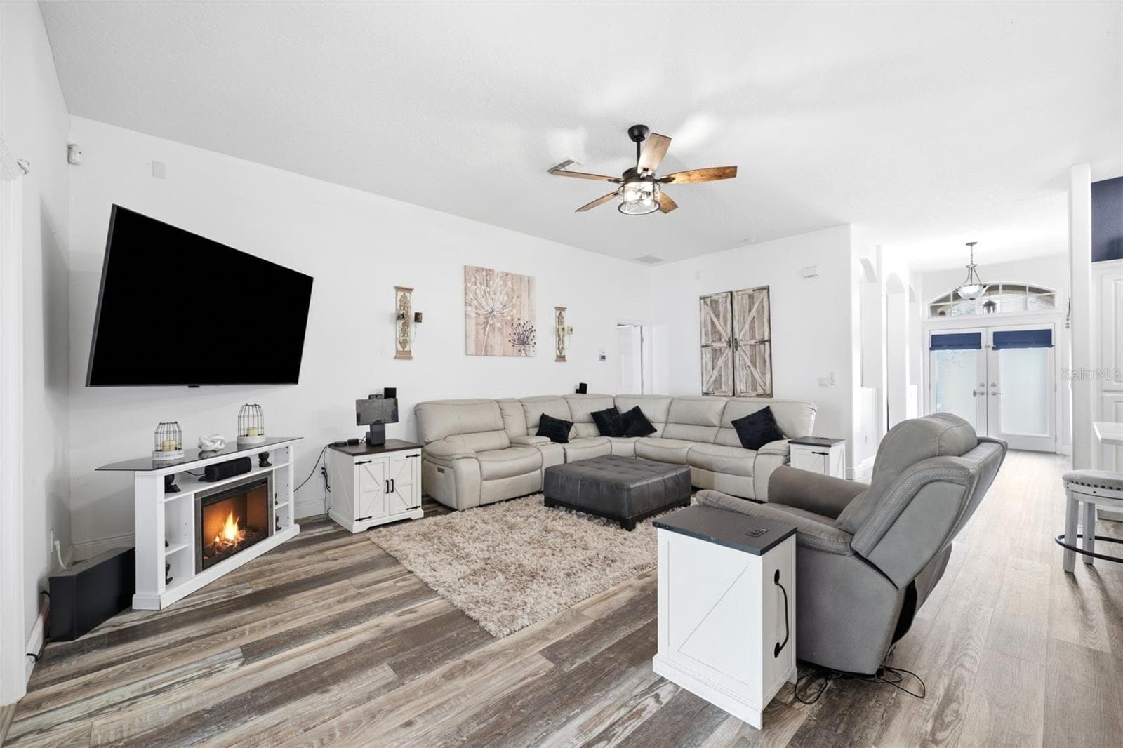 Large open living room - 12041 SAPPHIRE DR, SPRING HILL