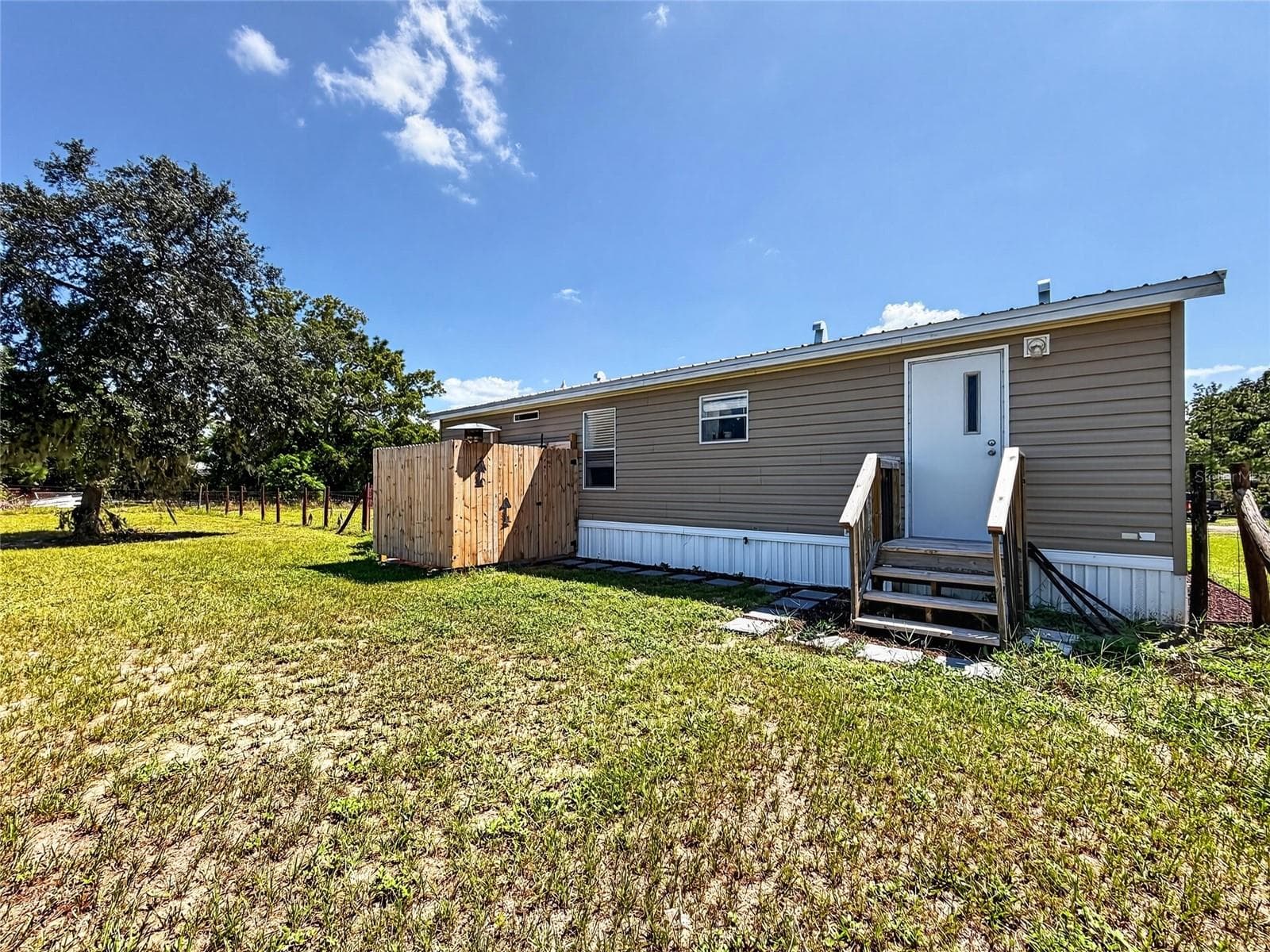 Manufactured Home at 37647 JENNY LN, EUSTIS, photo 28 of 69