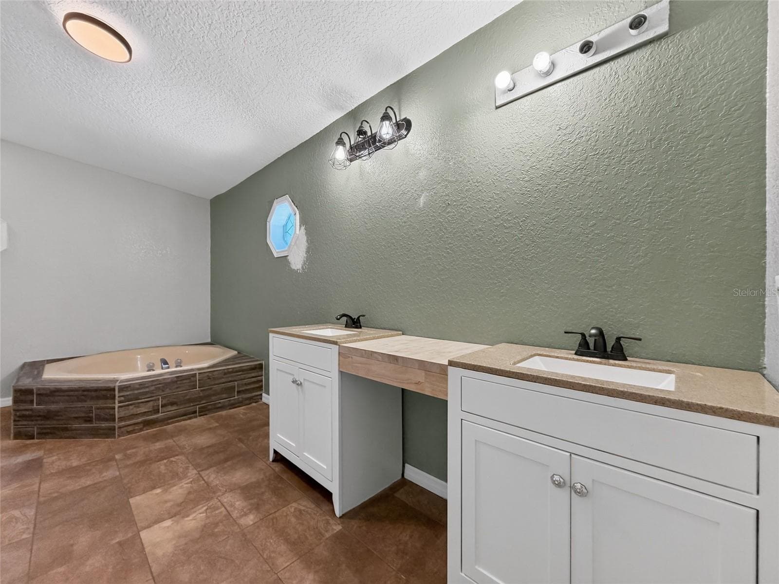 Manufactured Home at 37647 JENNY LN, EUSTIS, photo 43 of 69