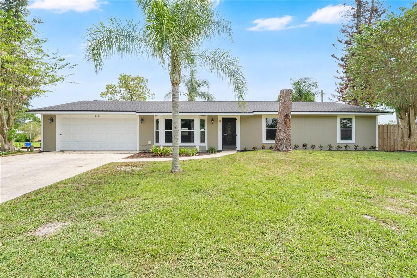 2304 TRAVELERS PALM DR