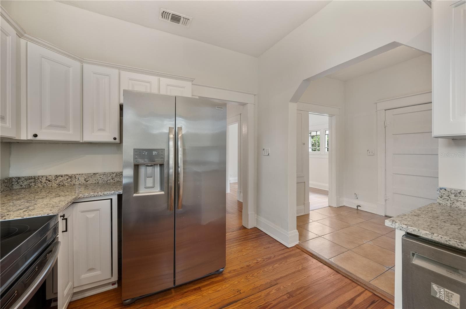 Kitchen with granite countertops - 816 S INGRAHAM AVE, LAKELAND