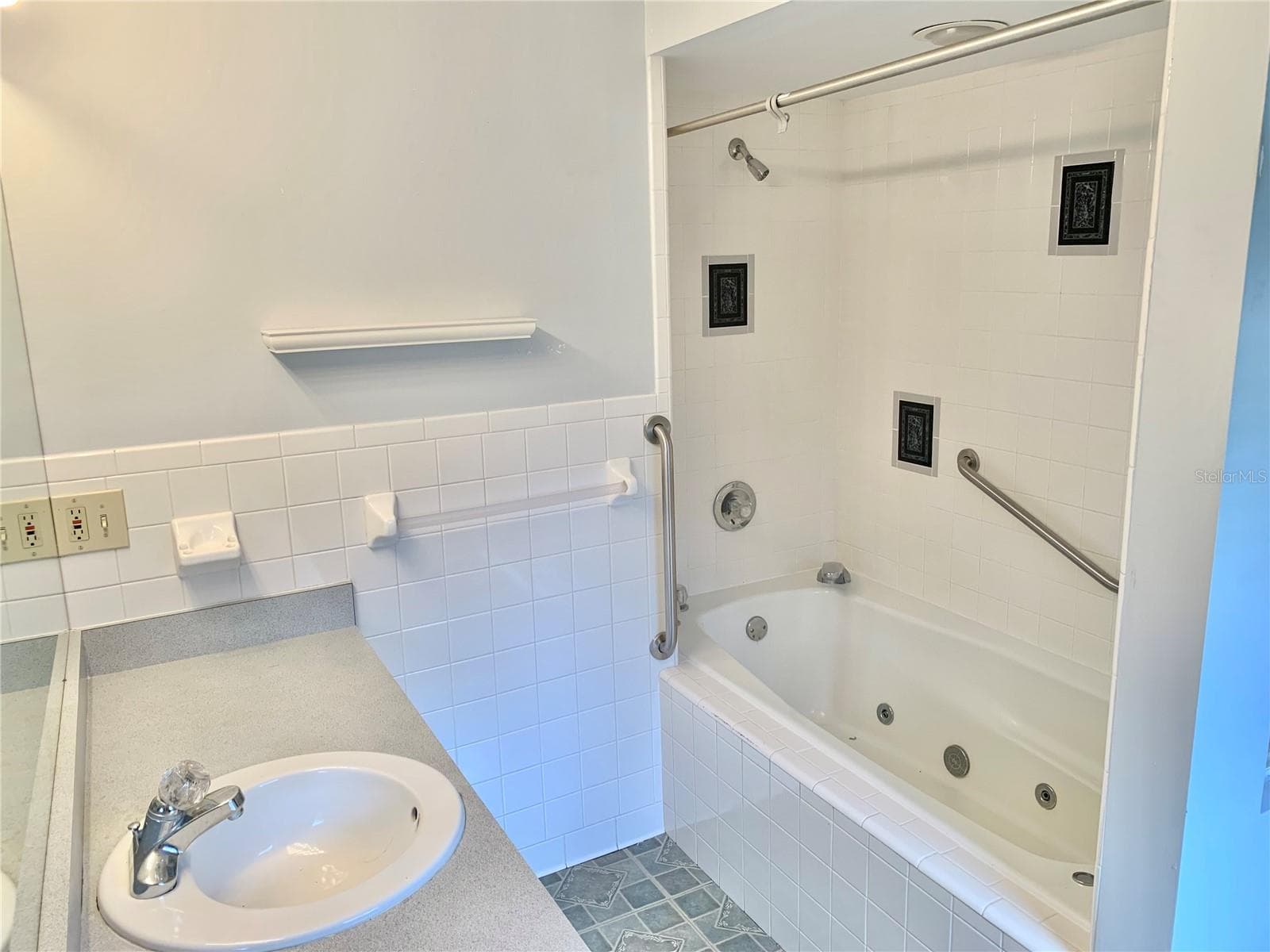 Primary Bath - 2238 NW 16TH AVE, GAINESVILLE